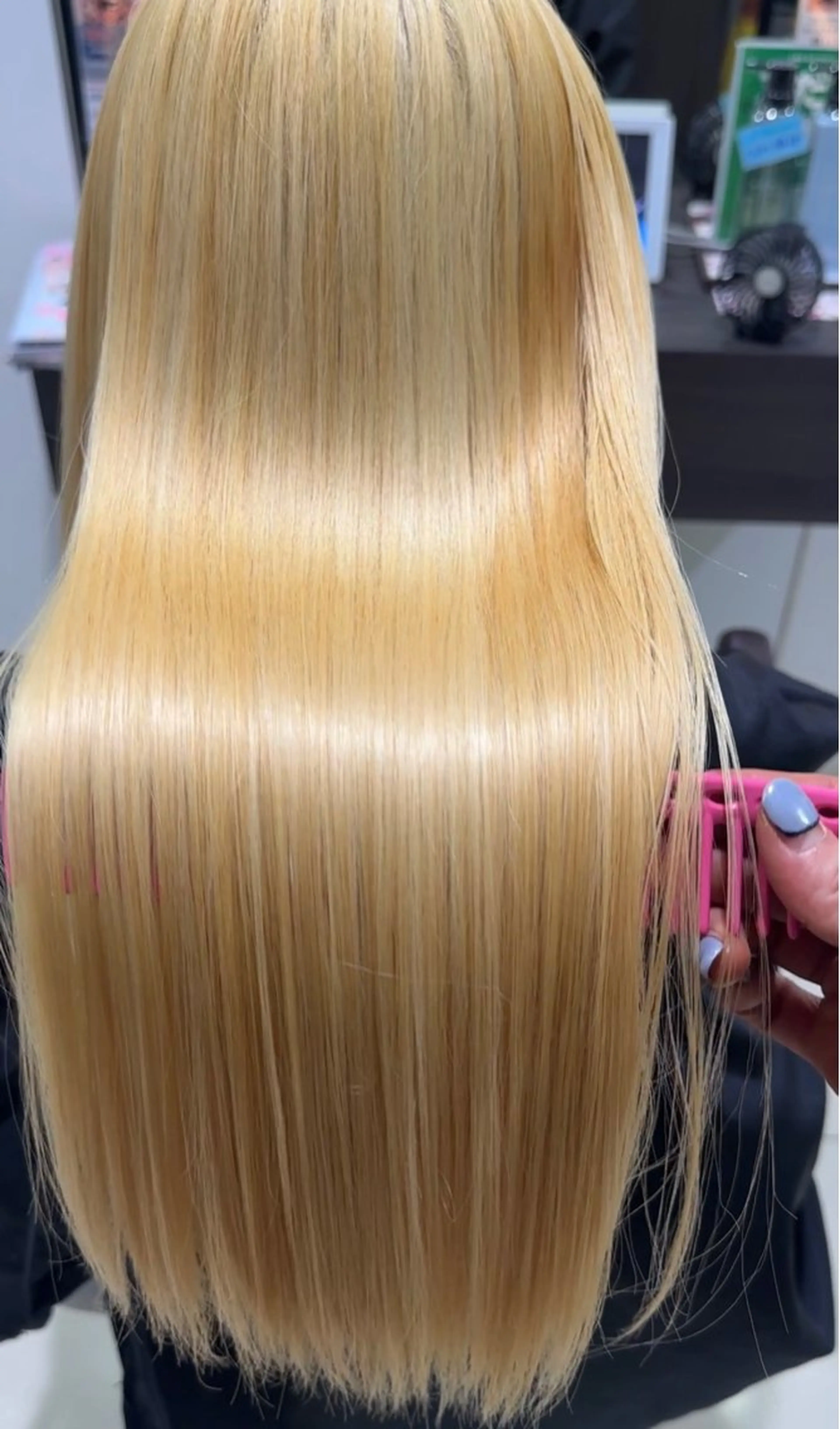 ロング レイヤー 艶々カラーのヘアスタイル