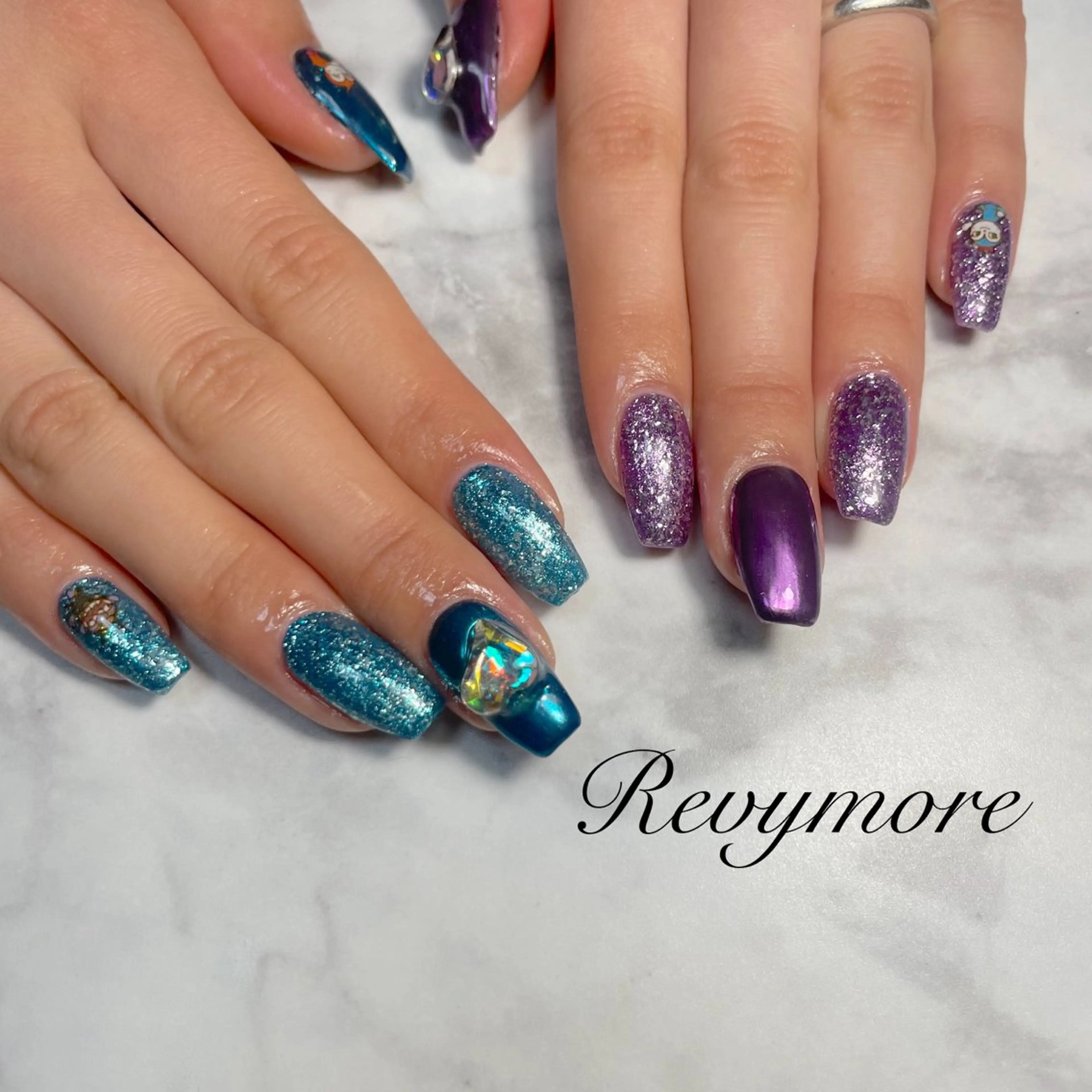ネイル ブルー ジェルネイル キラキラネイル 韓国ネイル ミラーネイル nail salon Revymoreのネイルデザイン