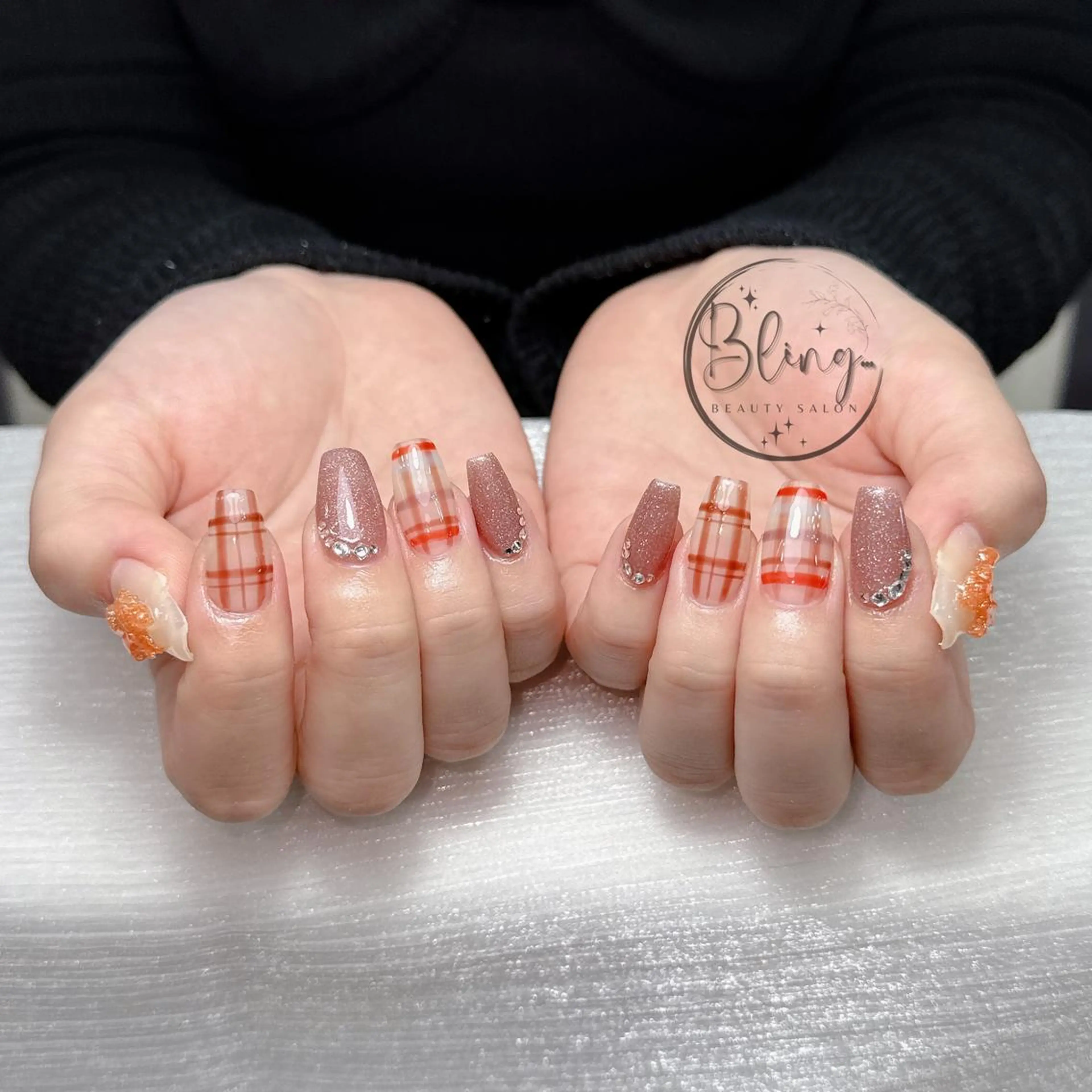 セミロング 韓国風ヘア ハンドネイル 波 なみのネイルデザイン