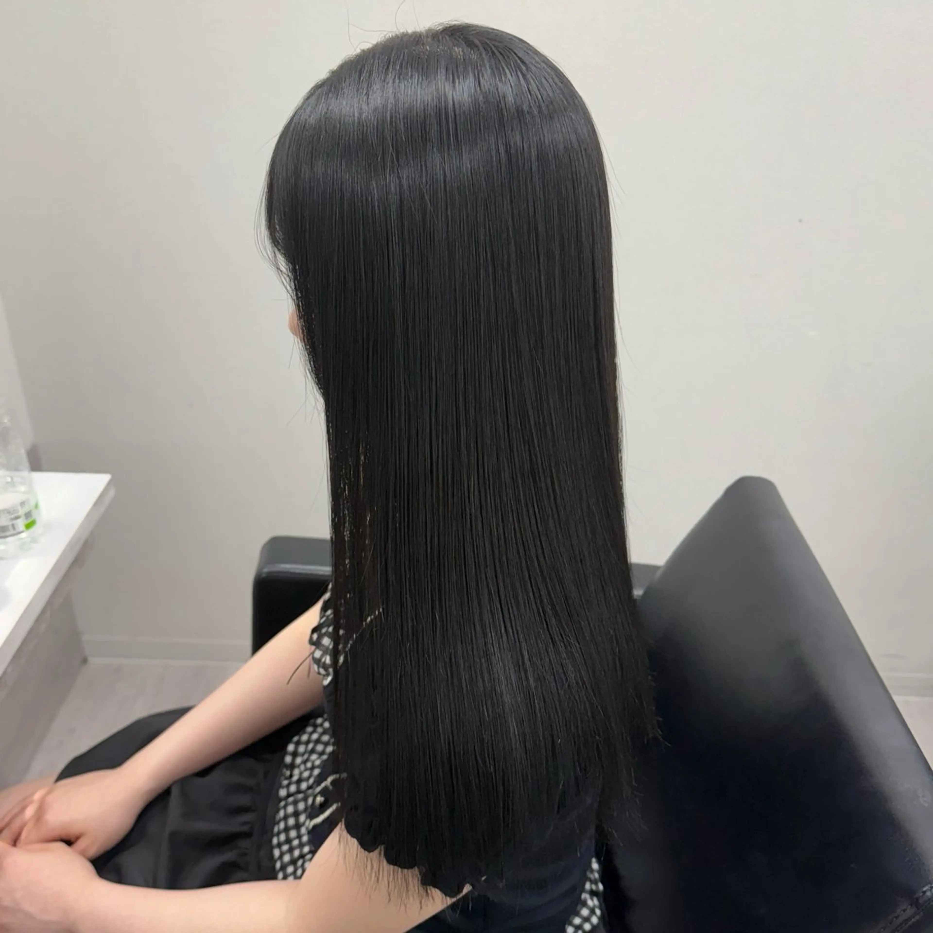 ミディアム カラー 黒髪 ブリーチ ブルーカラー ブルーブラック ダークグレー ヘアカラー トリートメント ケアブリーチ/ 髪質改善/上質艶髪のヘアスタイル