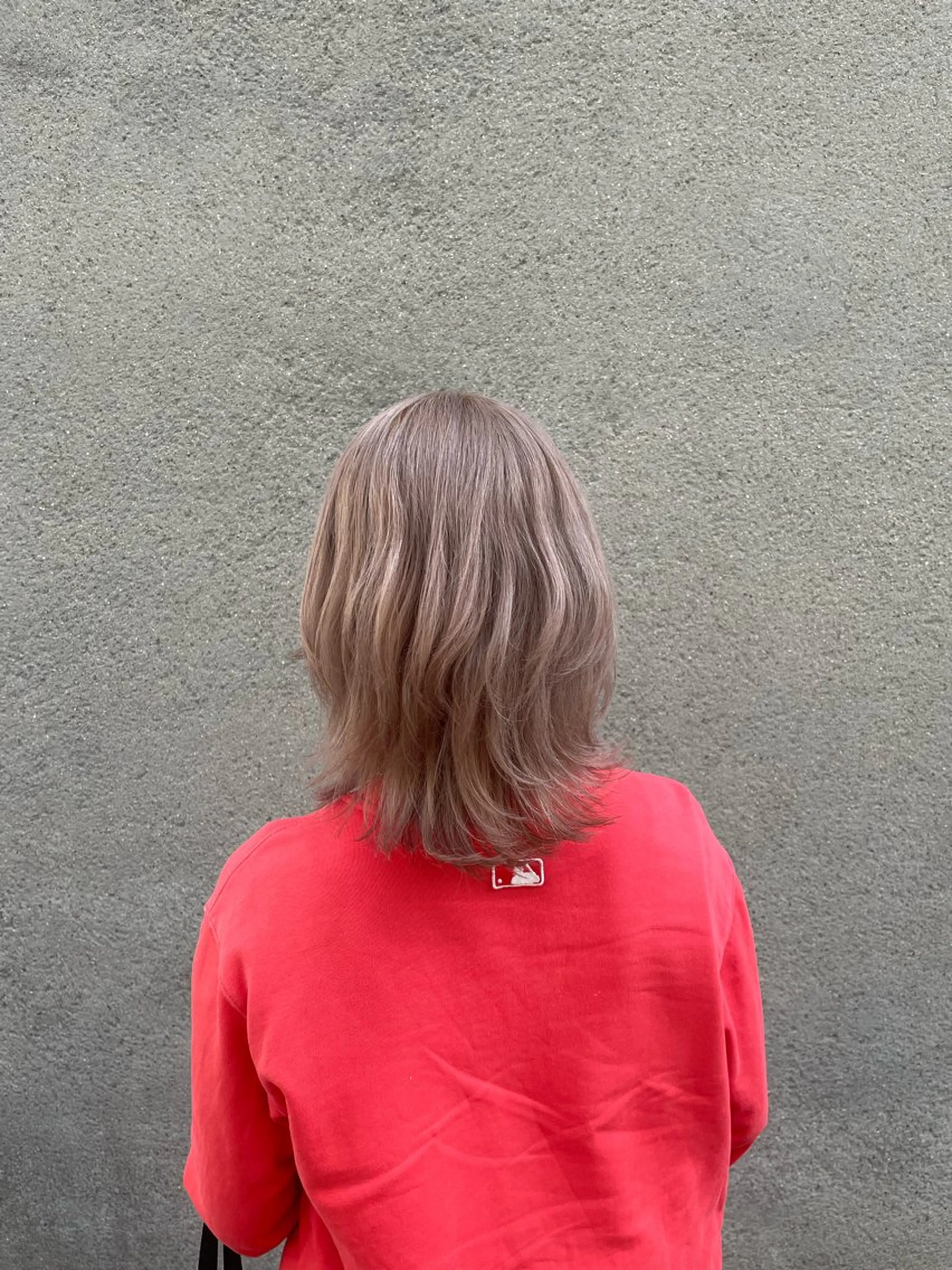 ミディアム カラー ミディアムパーマ ベージュカラー ブリーチ ダブルカラー ミルクティーベージュ 慎太朗/パーマ/ボブ /センターパートのヘアスタイル