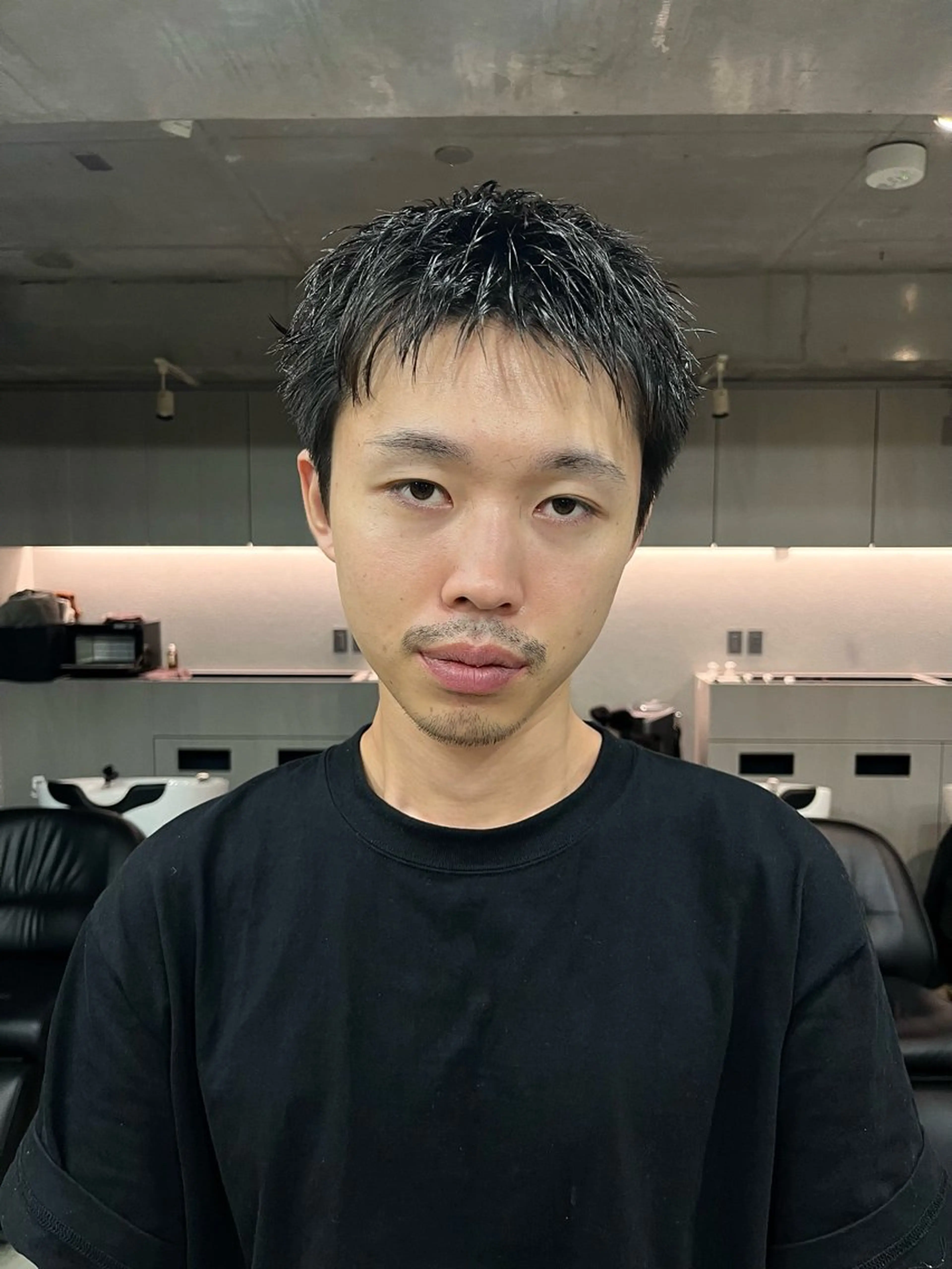 ショート メンズ カット 曲がる縮毛矯正 センターパートのヘアスタイル