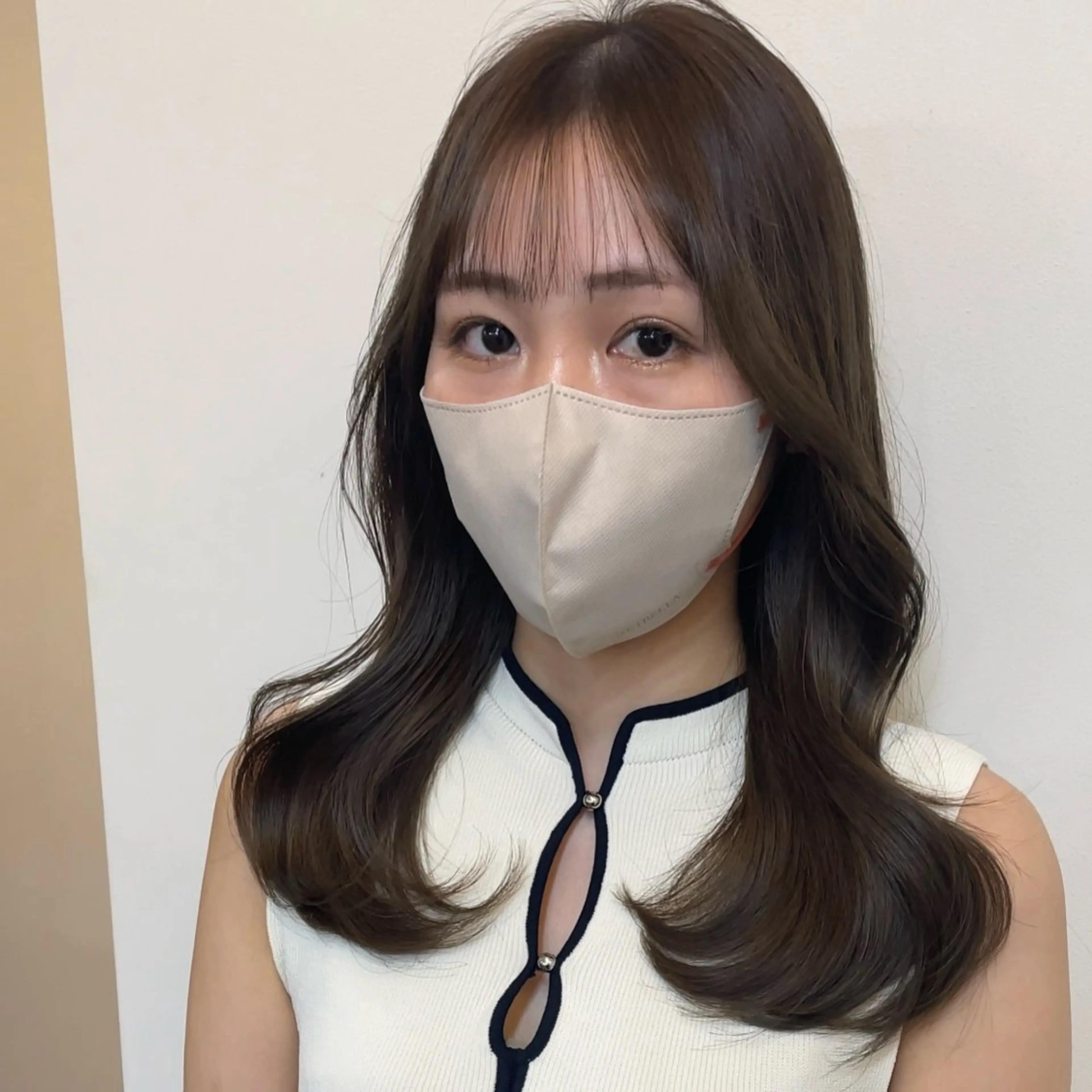 セミロング カラー ベージュカラー 黒髪 ブリーチ ブルーカラー ブルーブラック カット ヘアカラー トリートメント オリーブカラー 特化　　kaiのヘアスタイル