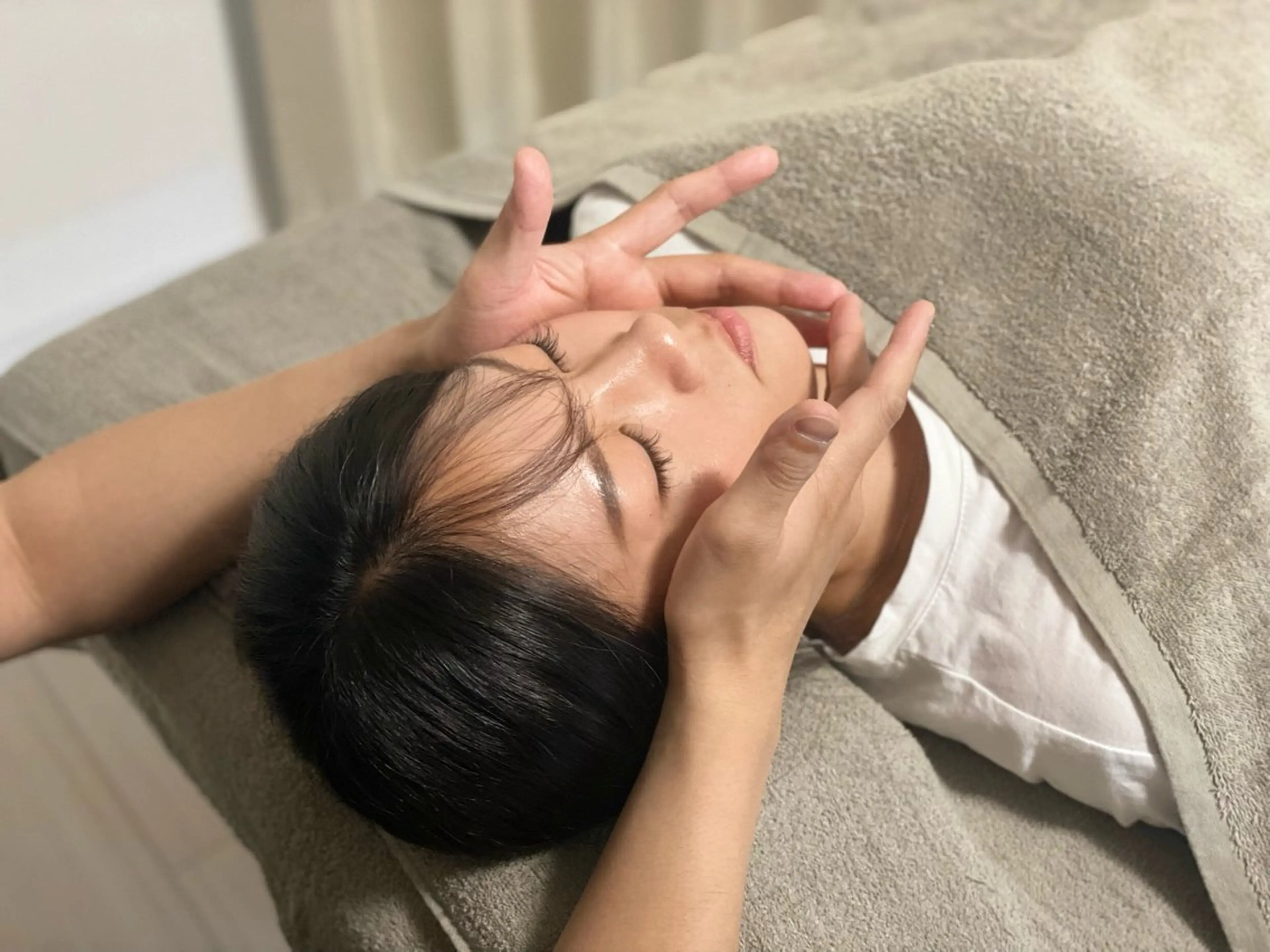 【顔も姿勢も整えたい方へ】小顔矯正＋猫背・骨盤矯正 60分／4980円の写真