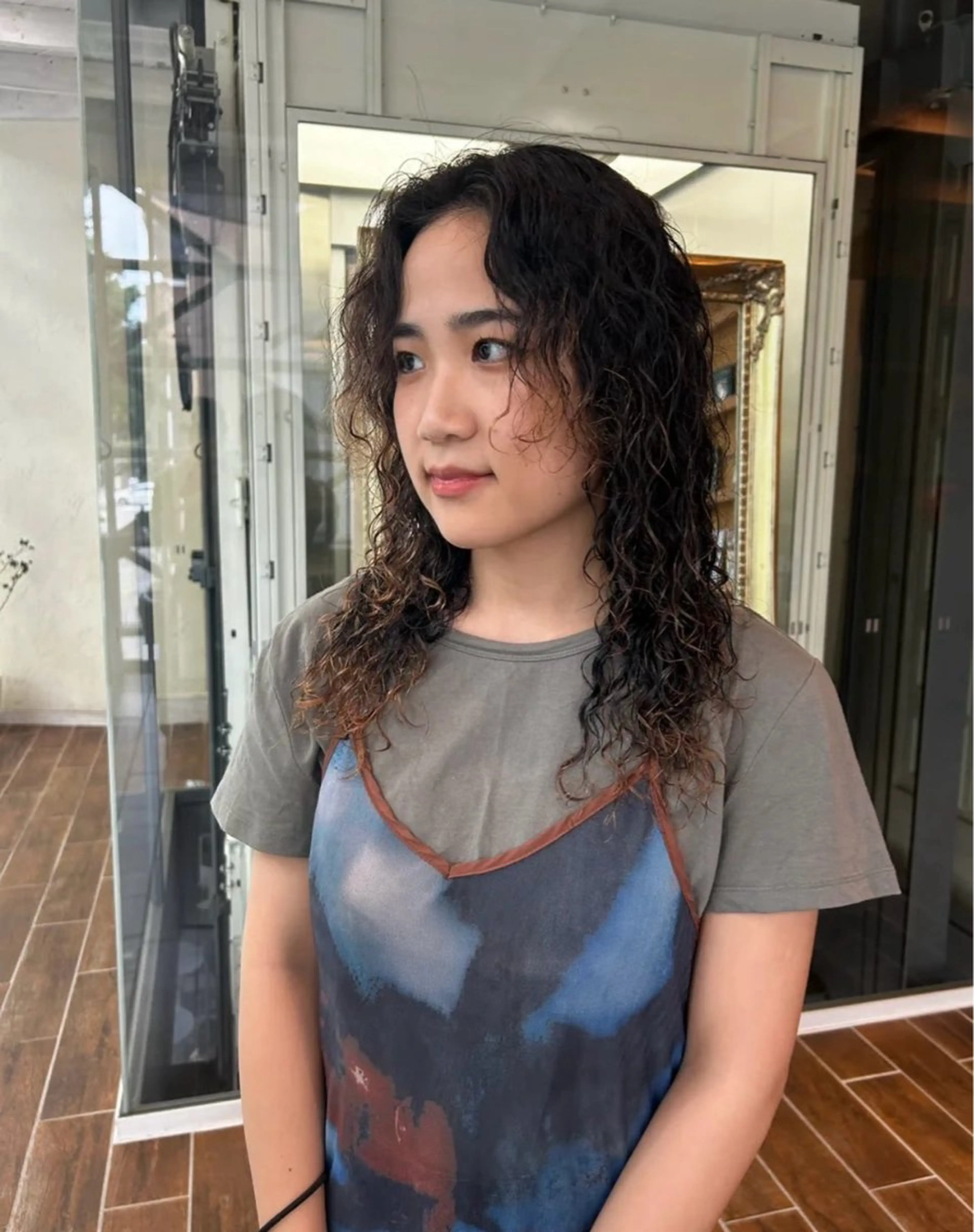 セミロング パーマ 西 優衣奈のヘアスタイル