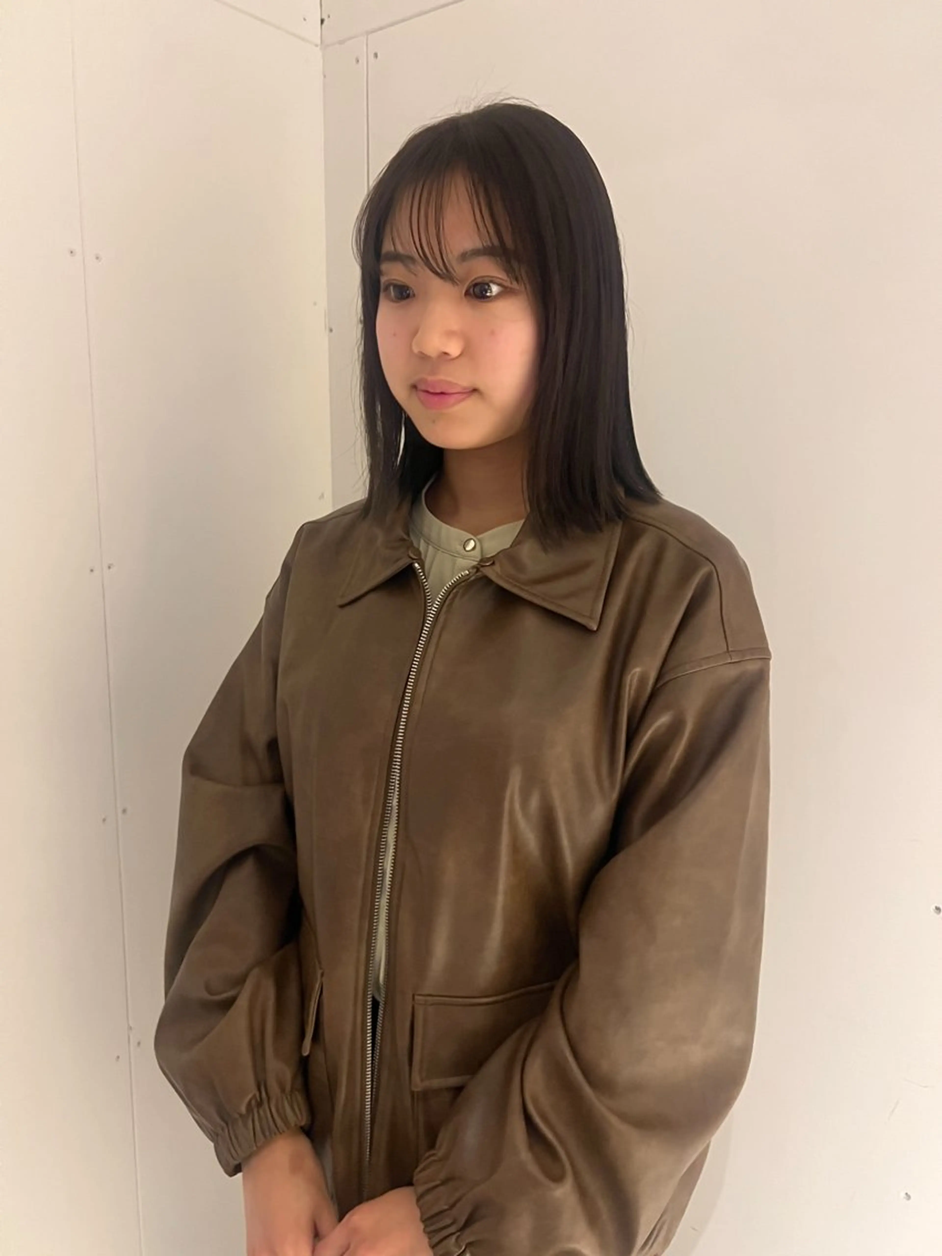 ミディアム カラー ブリーチ グレージュ ブリーチなしカラー にこ /iciのヘアスタイル