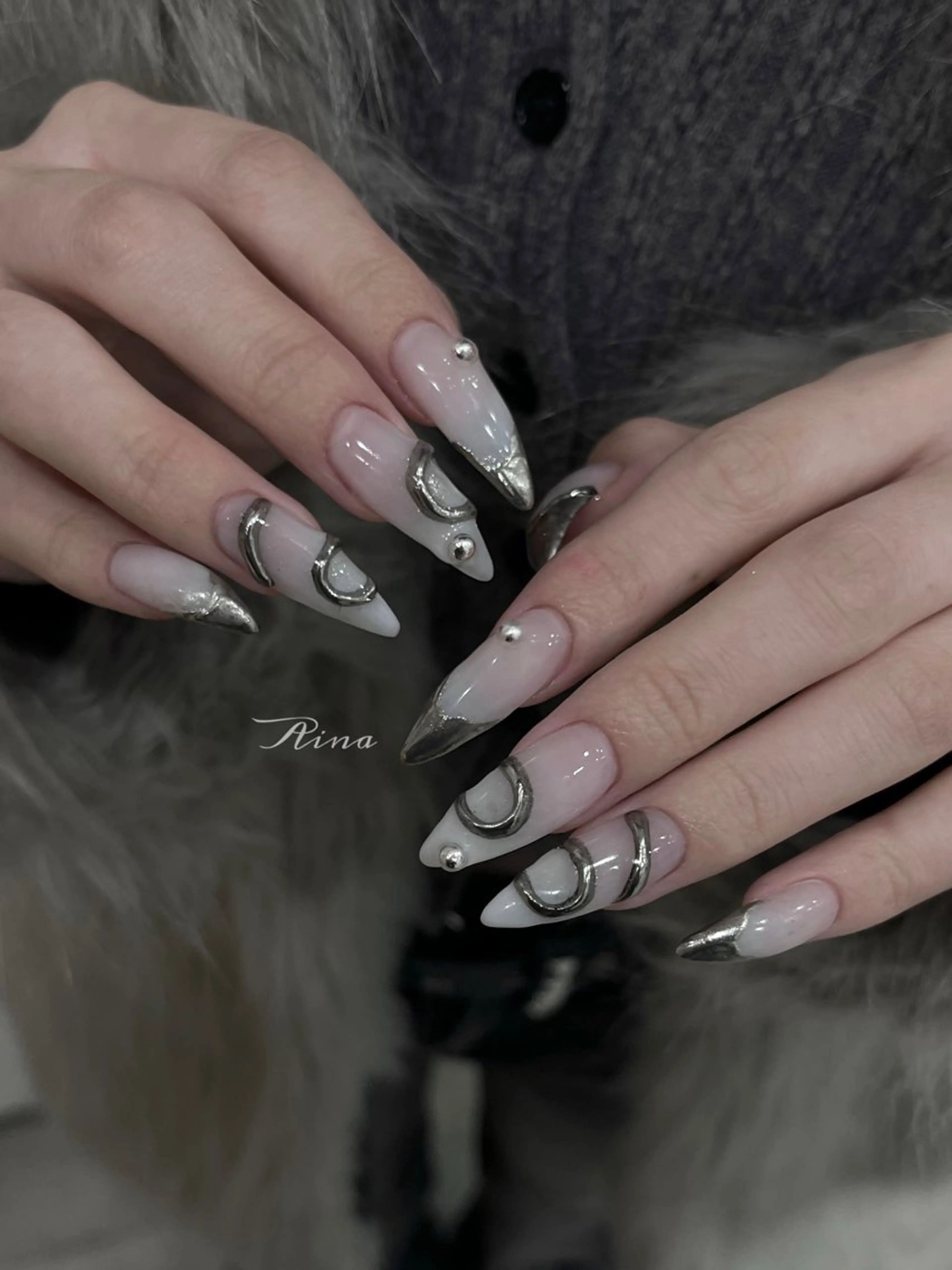 ネイル ミラーネイル ホワイト ハンドネイル moca心斎橋店 Aina🐈‍⬛🤍のネイルデザイン