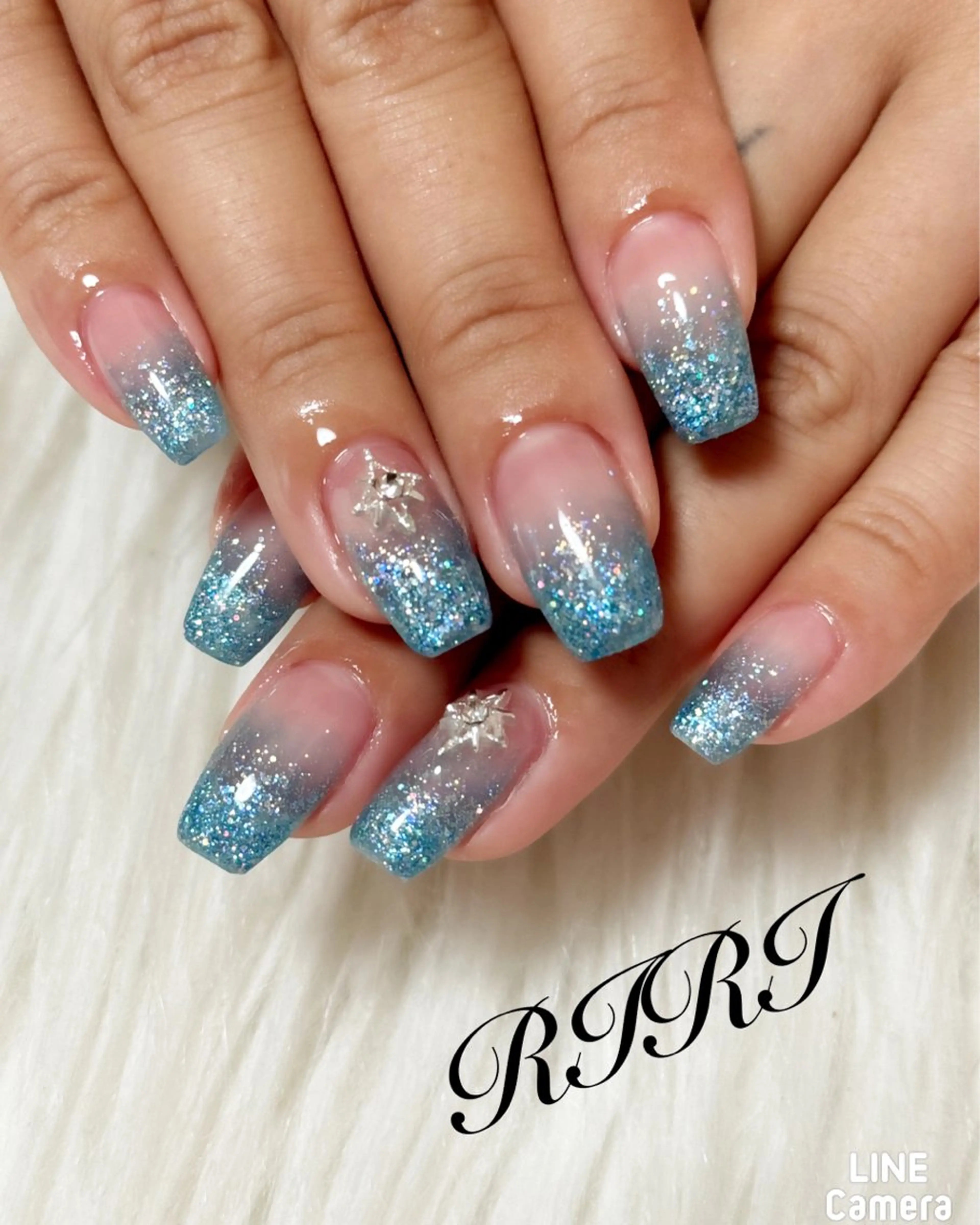 ネイル ブルー ジェルネイル グラデーション キラキラネイル 韓国ネイル ハンドネイル riri オーナーのネイルデザイン