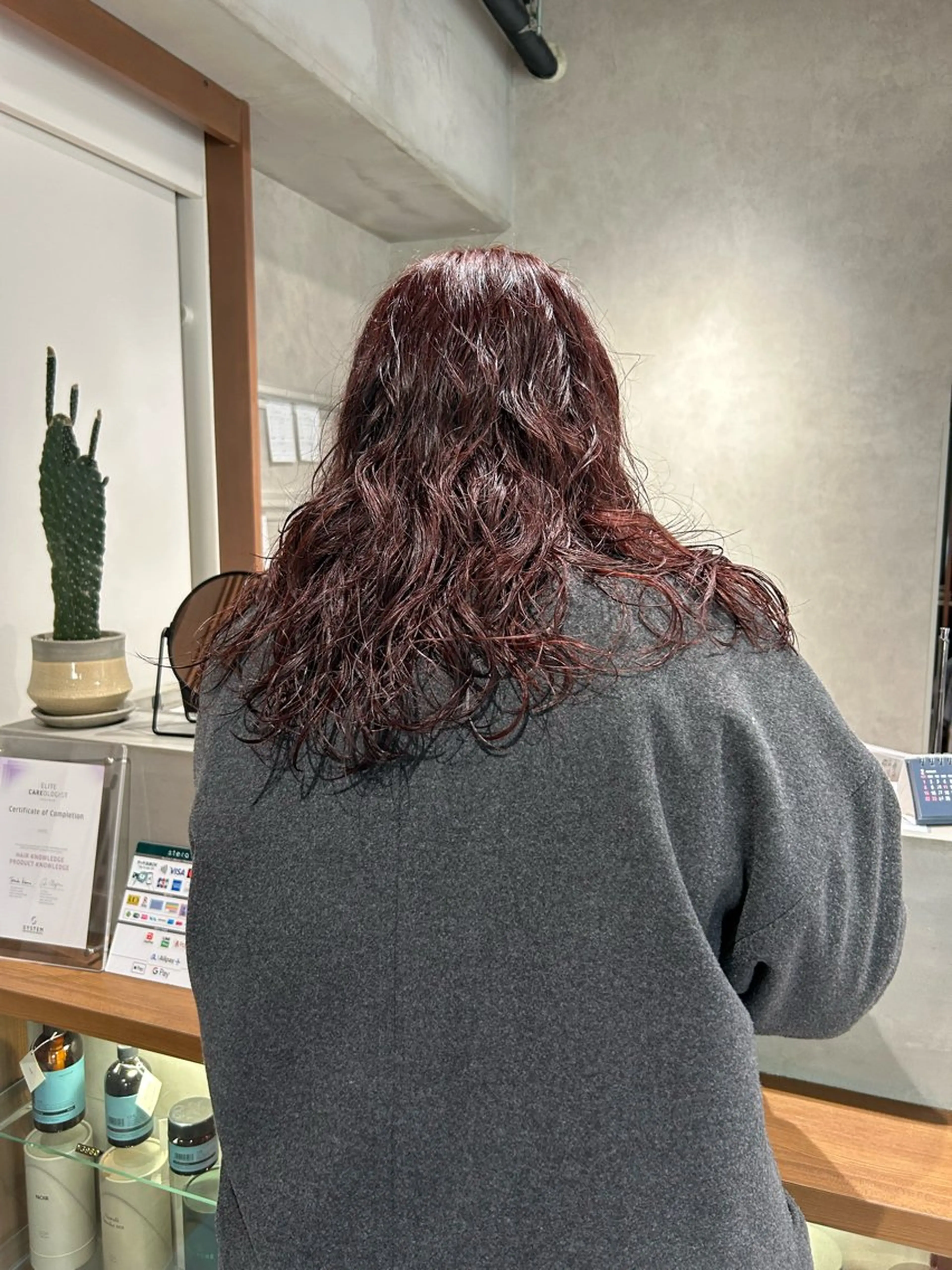 セミロング カラー パーマ セミロングパーマ レッドカラー レイヤーカット スパイラルパーマ カット ヘアカラー パーマ ayano/パーマ/ 暖色カラーのヘアスタイル