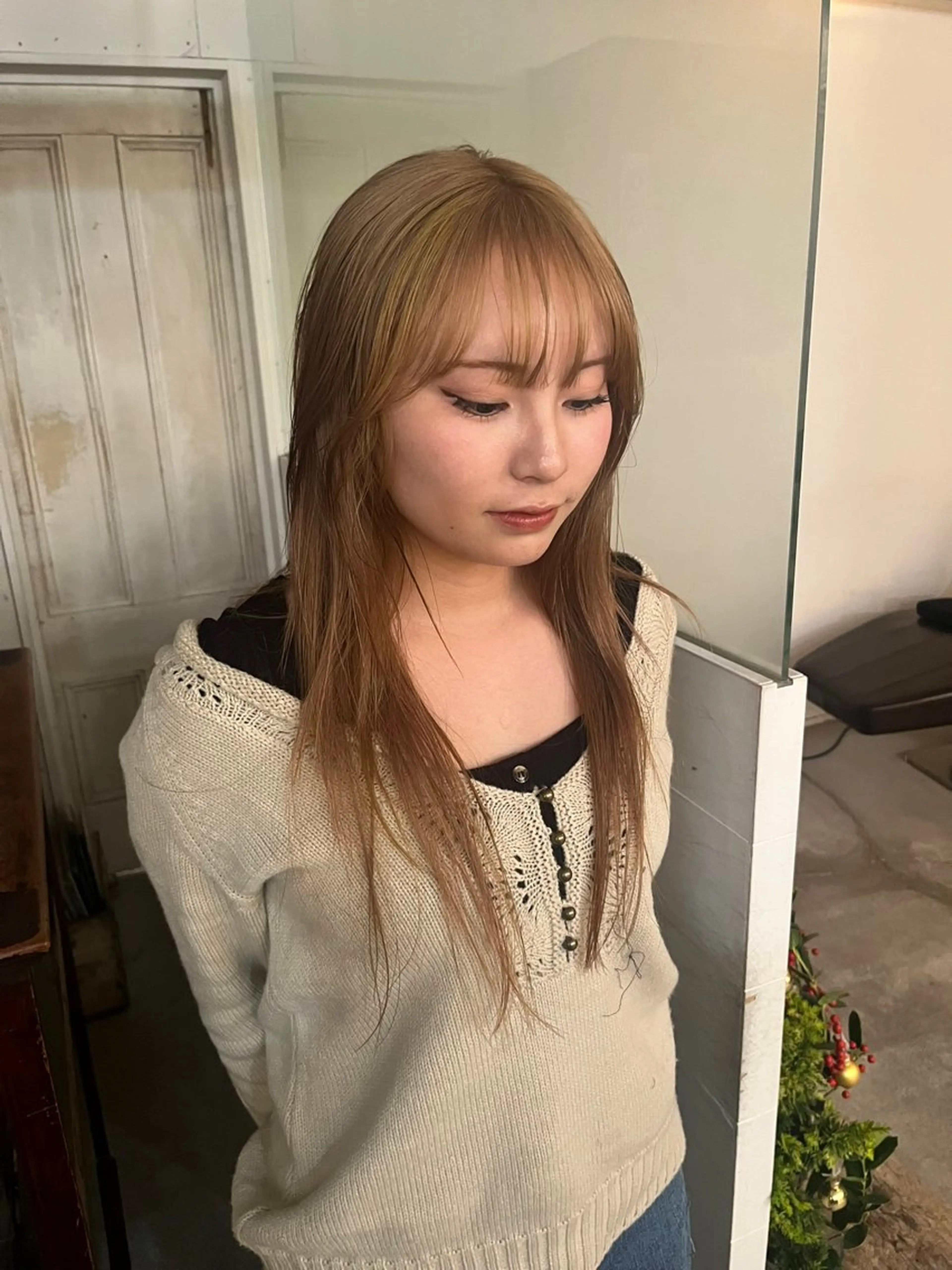 ロング カラー ベージュカラー デザインカラー ハイライトカラー イエローカラー 顔周りカット レイヤー/ベージュ mikuのヘアスタイル