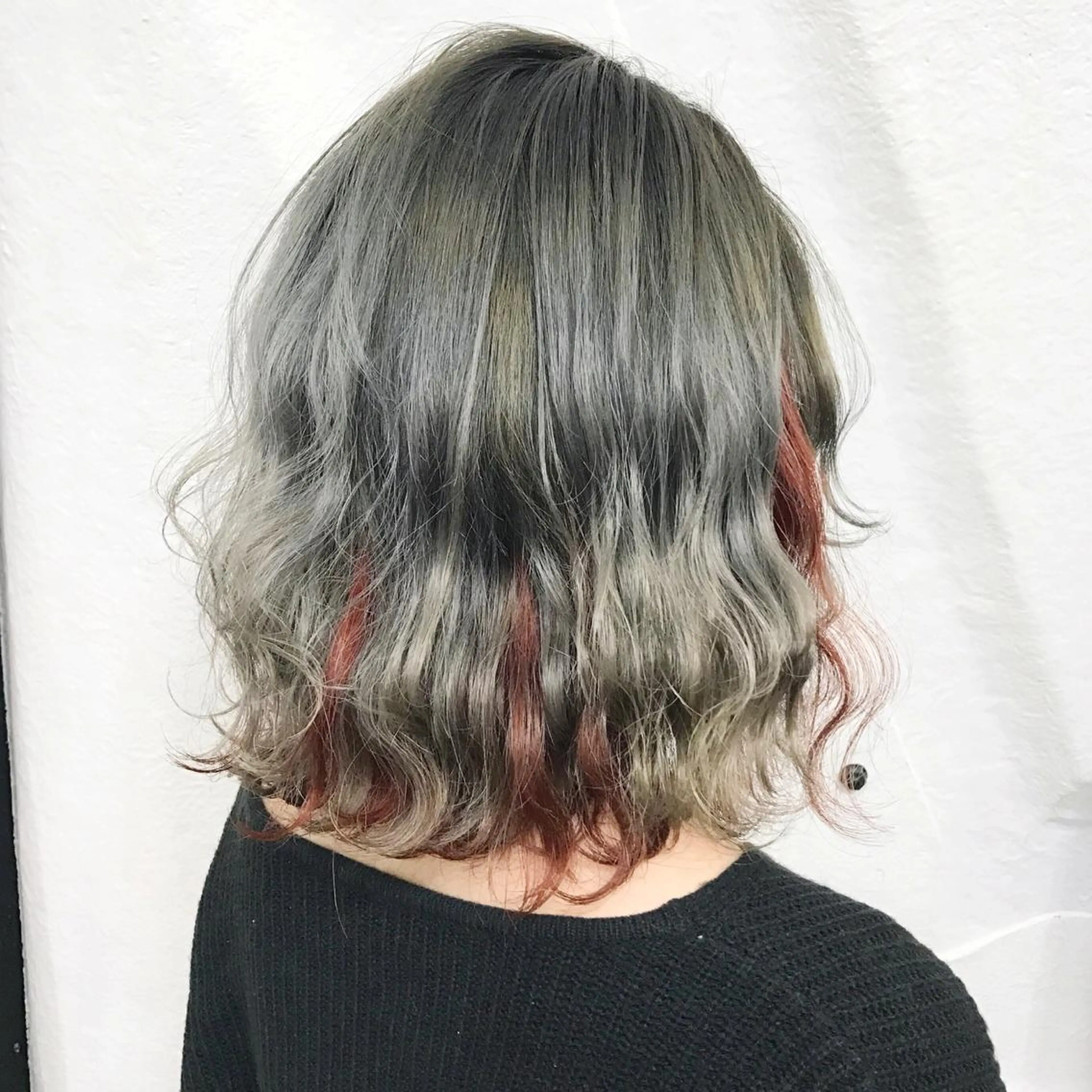 カラー ブリーチ インナーカラー レッドカラー シルバー ホワイトシルバー K-POP好き美容師 🇰🇷Kai.Yのヘアスタイル