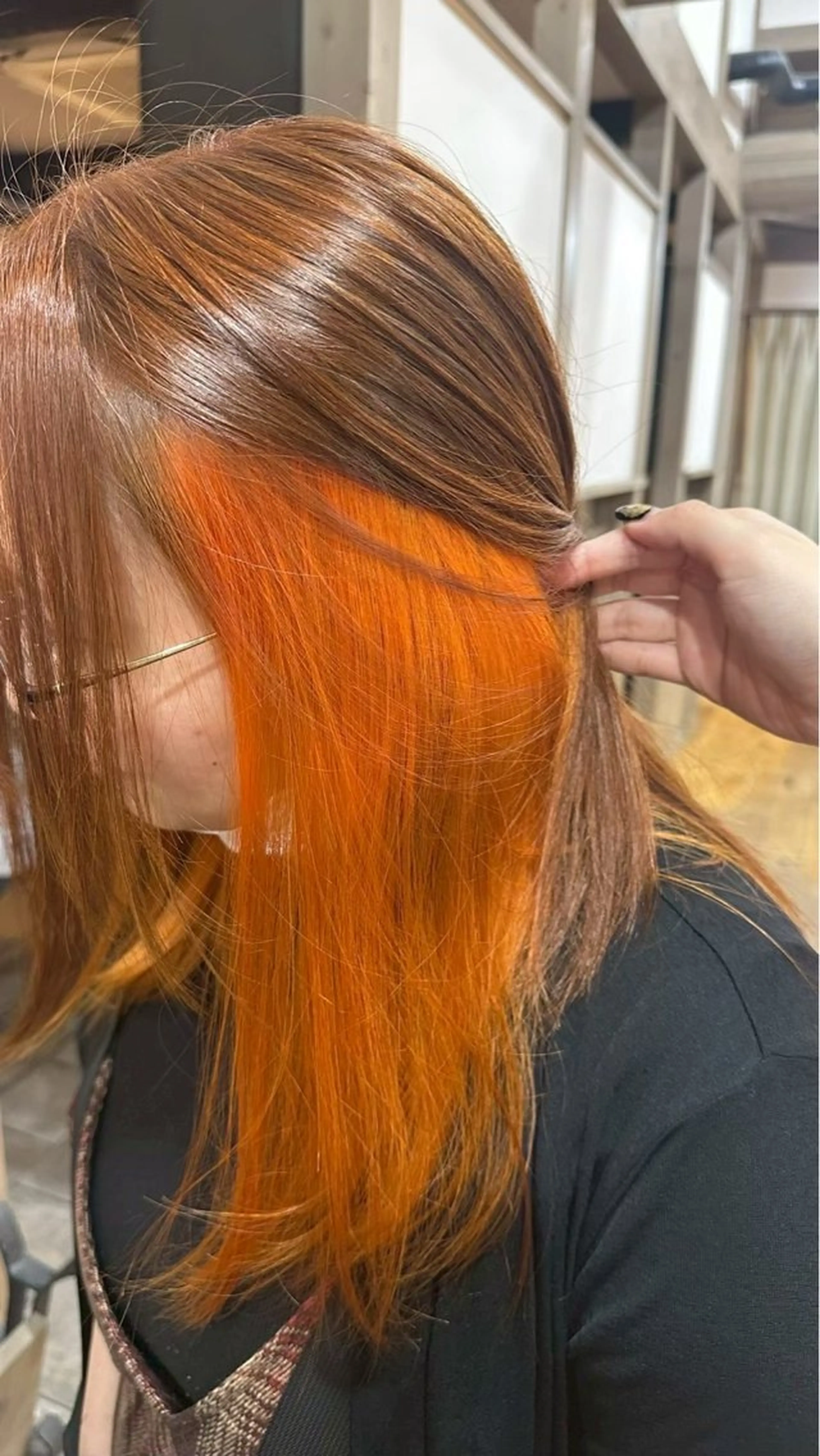 カラー 壁 菜乃葉のヘアスタイル