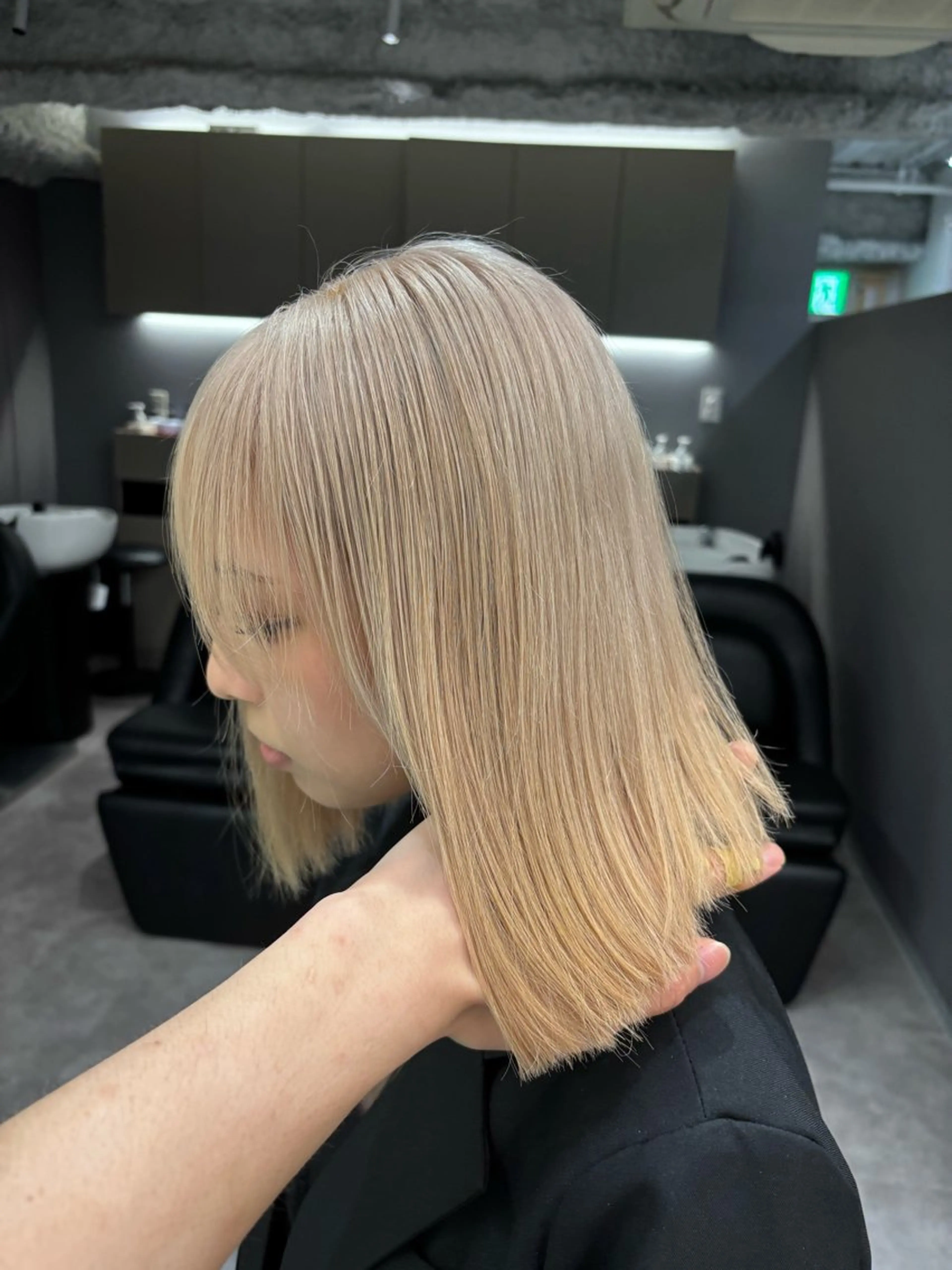 ショート カラー ベージュカラー ホワイトベージュ ヘアカラー トリートメント 名古屋／デザイン／ ブリーチ/松井亮磨のヘアスタイル