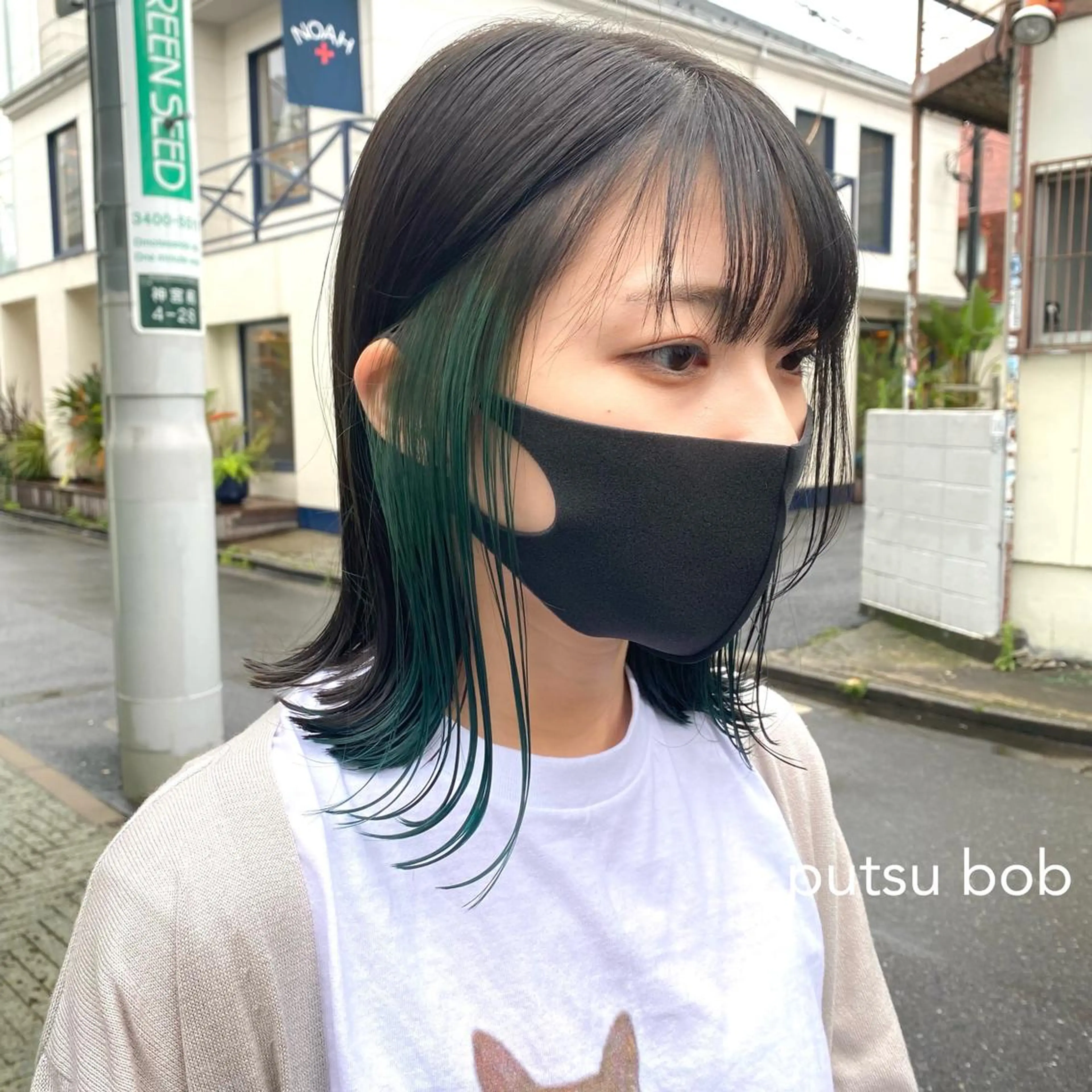 ミディアム カラー 切りっぱなしボブ インナーカラー ボブ 外ハネヘア センターパート/ 暖色カラーayuのヘアスタイル