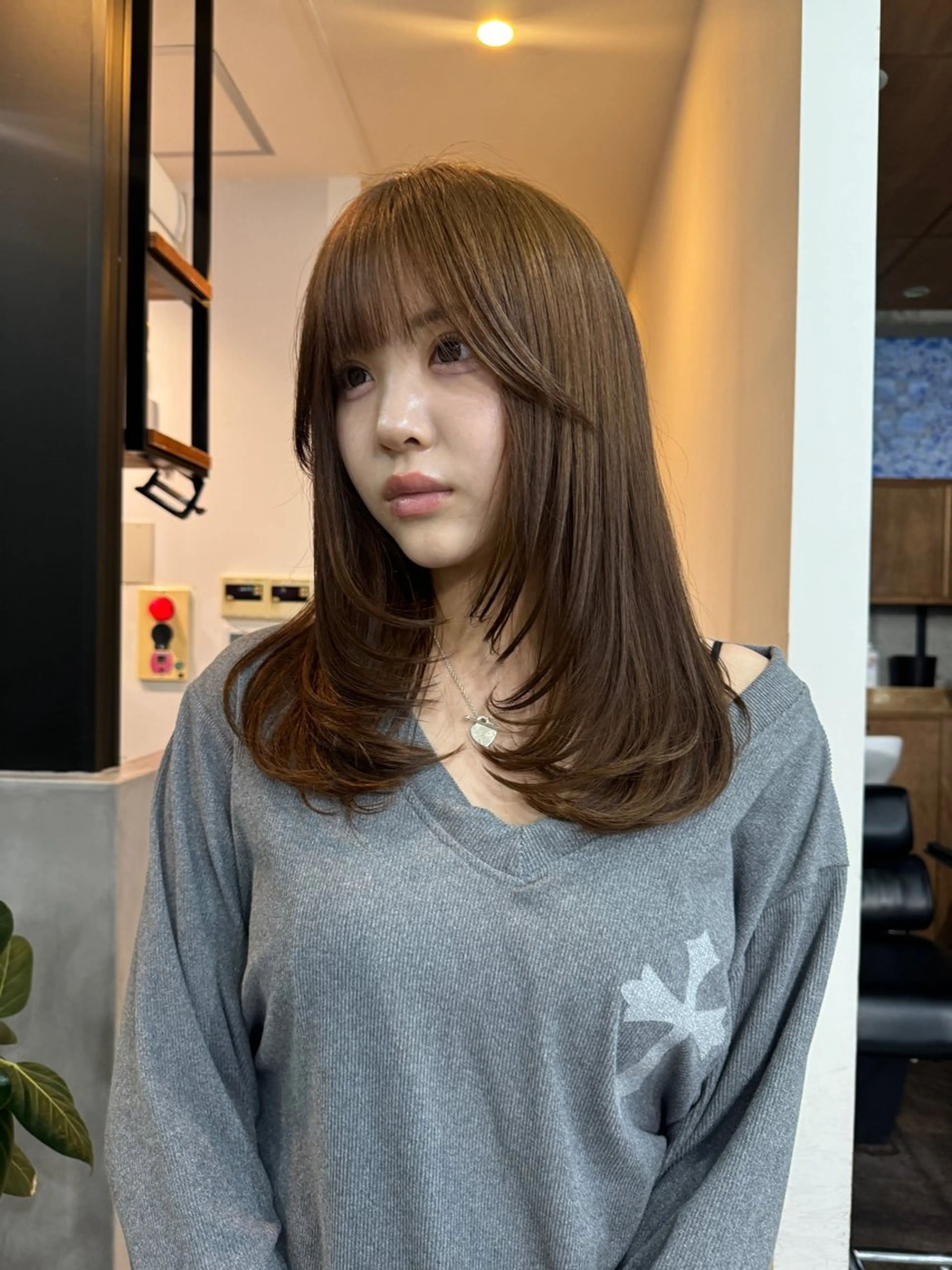 セミロング レイヤーカット 切りっぱなしボブ/ ブリーチカラー/大塚のヘアスタイル