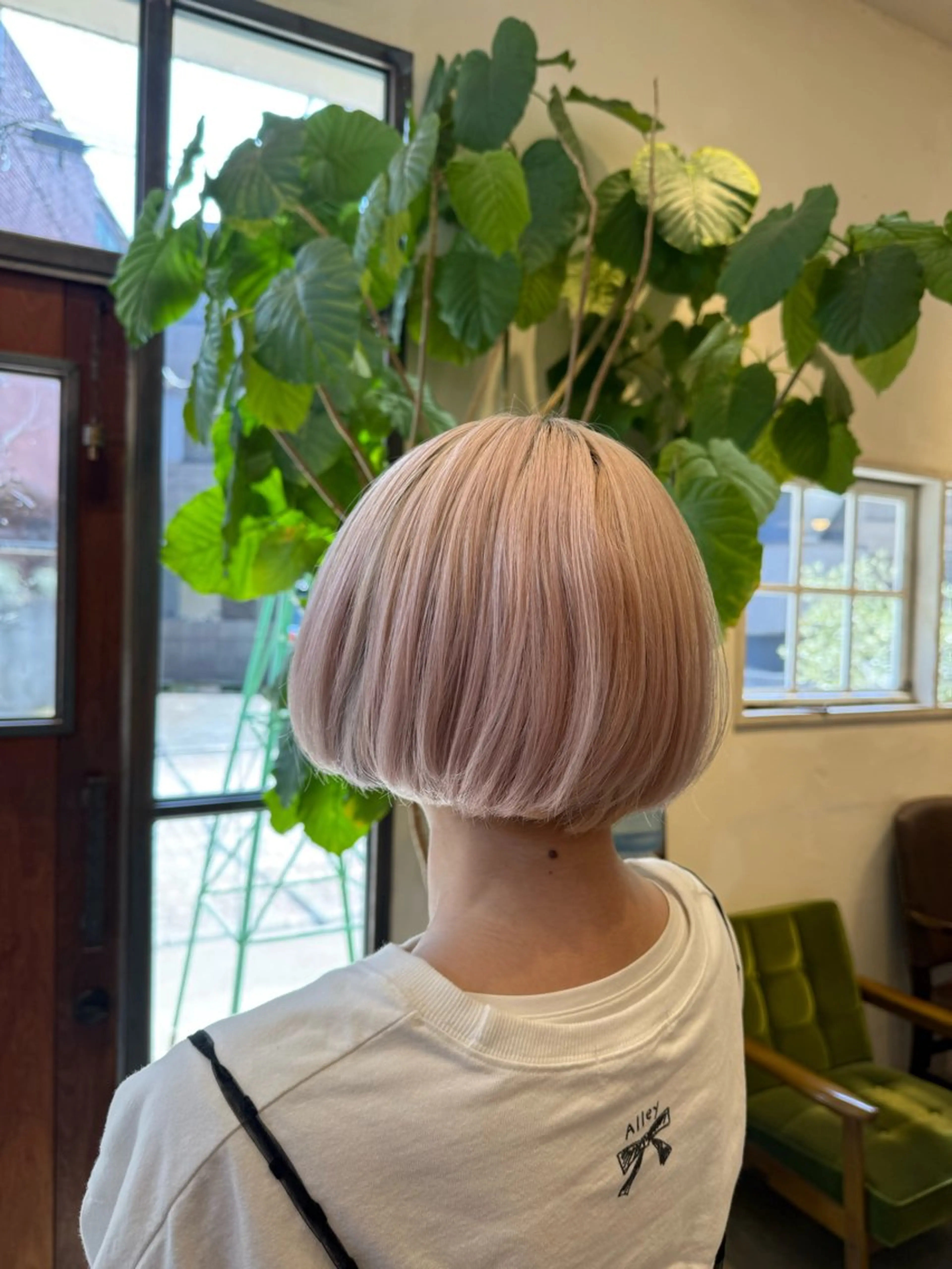 ショート カラー ベージュカラー 安藤 来桃のヘアスタイル