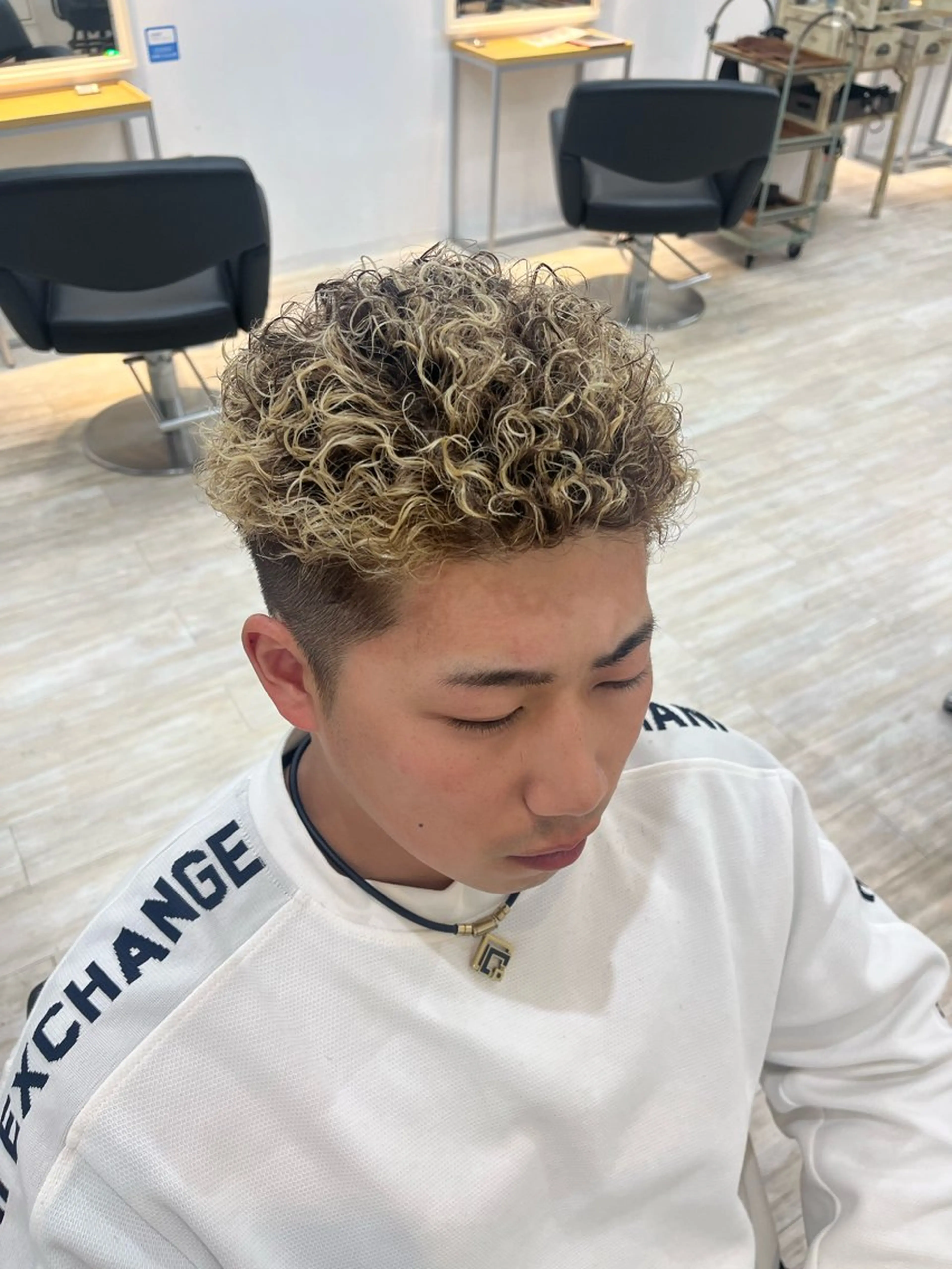 ショート パーマ メンズ メンズハイライト メンズパーマ ハイライト 嵯峨 大地／パーマ／ ハード系／特殊系のヘアスタイル