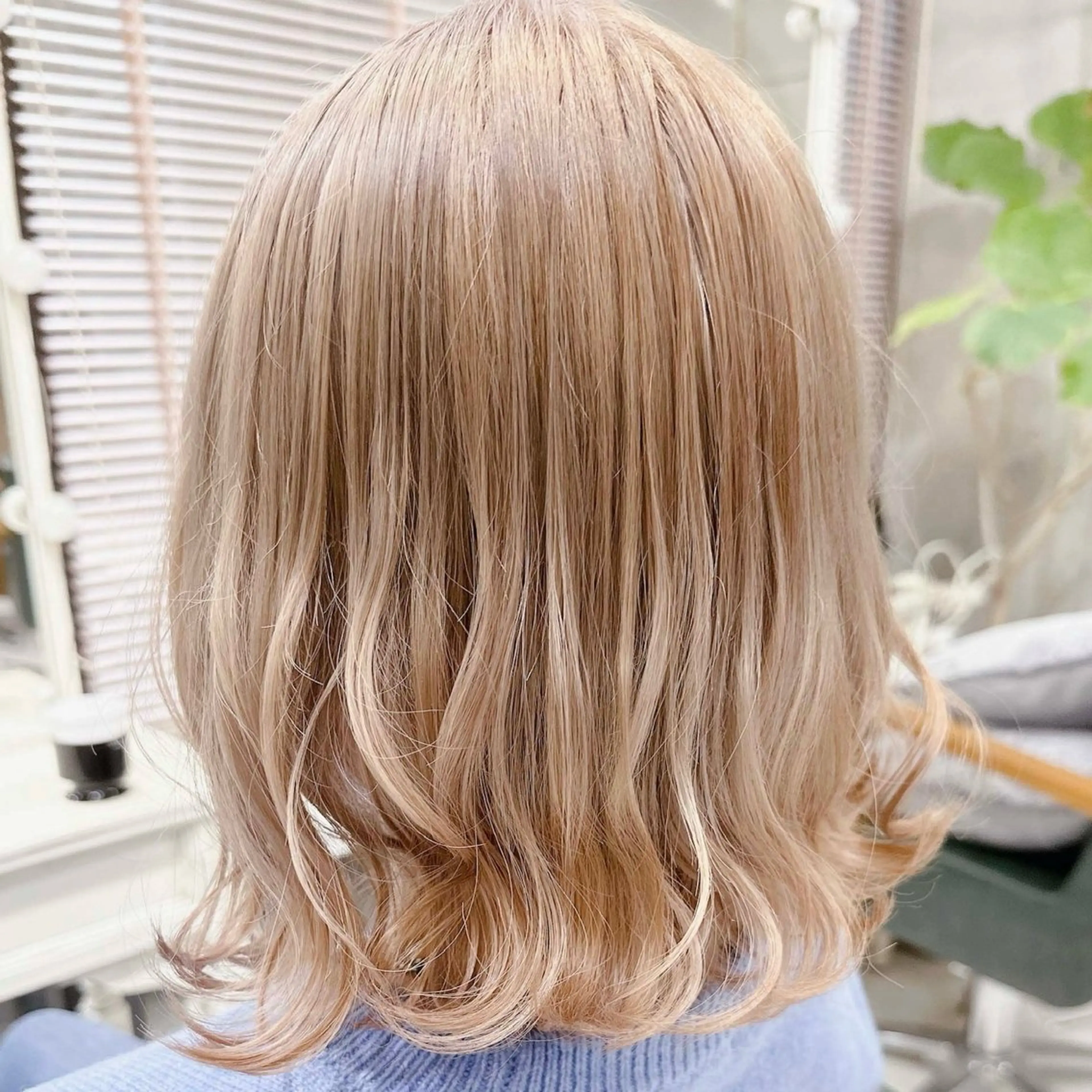 ミディアム カラー ベージュカラー ブリーチ デザインカラー ハイトーンカラー ミルクティーベージュ ヘアカラー トリートメント ヘアセット DAYS Men’sのヘアスタイル