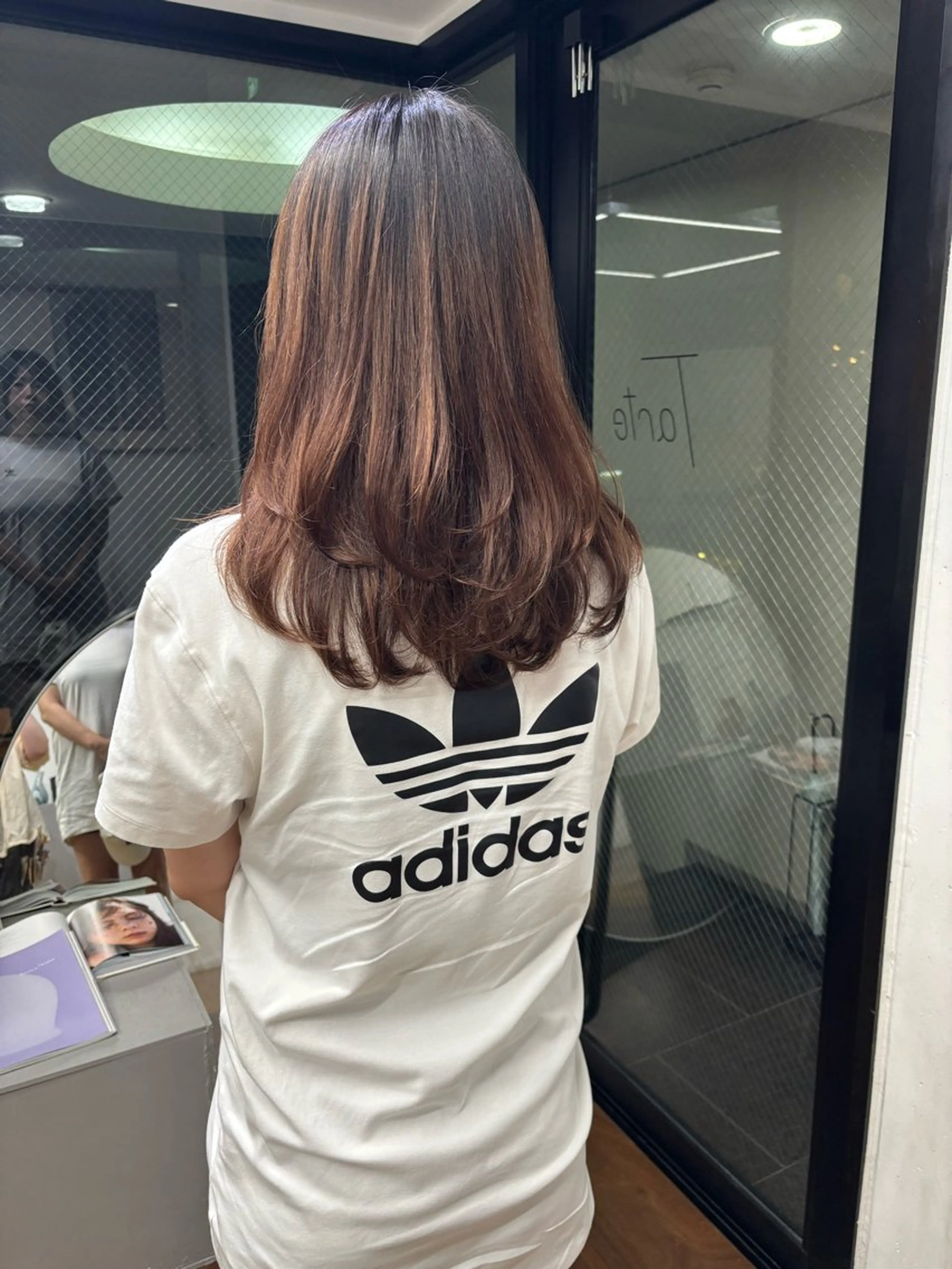 セミロング レイヤーカット 柔らかストレートと ツヤカラー/和田陽向のヘアスタイル