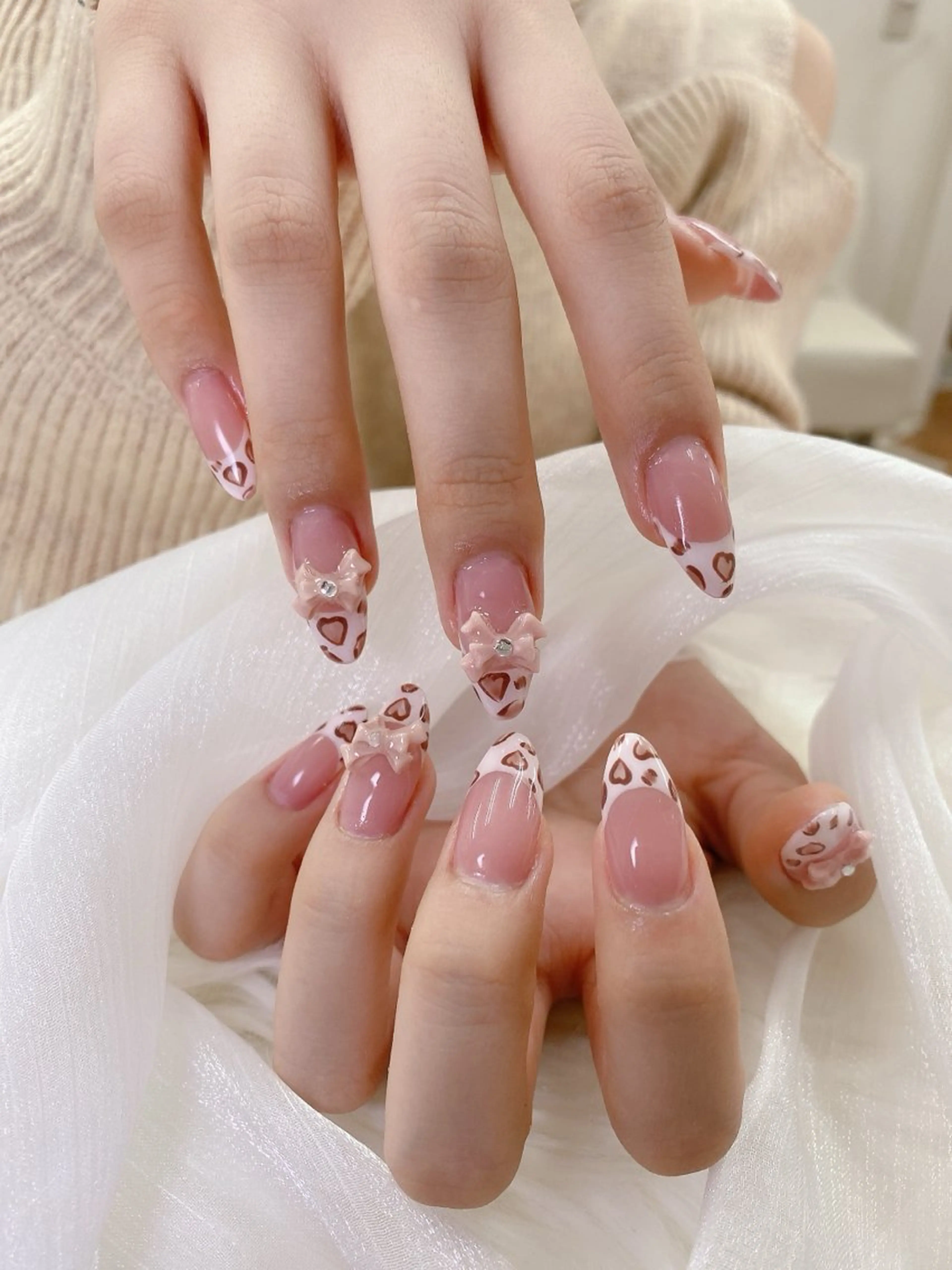 ネイル フレンチネイル グラデーション キラキラネイル 韓国ネイル マグネットネイル ハンドネイル ハンドケア Hara Nail 【パラジェル使用】のネイルデザイン