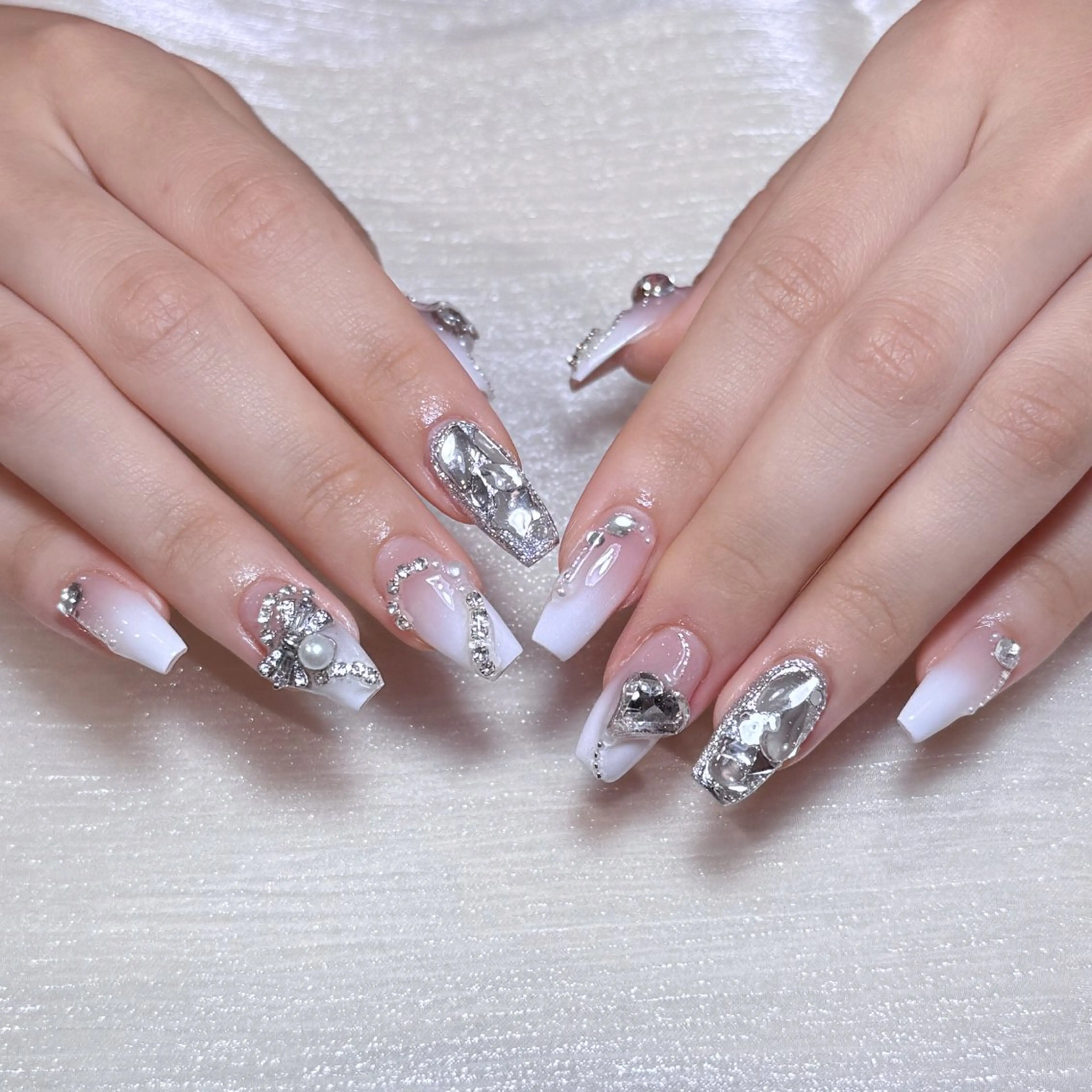 ネイル アートネイル オーロラネイル フラッシュネイル ガーリー キラキラネイル ハンドネイル Una NAILMANAMIのネイルデザイン