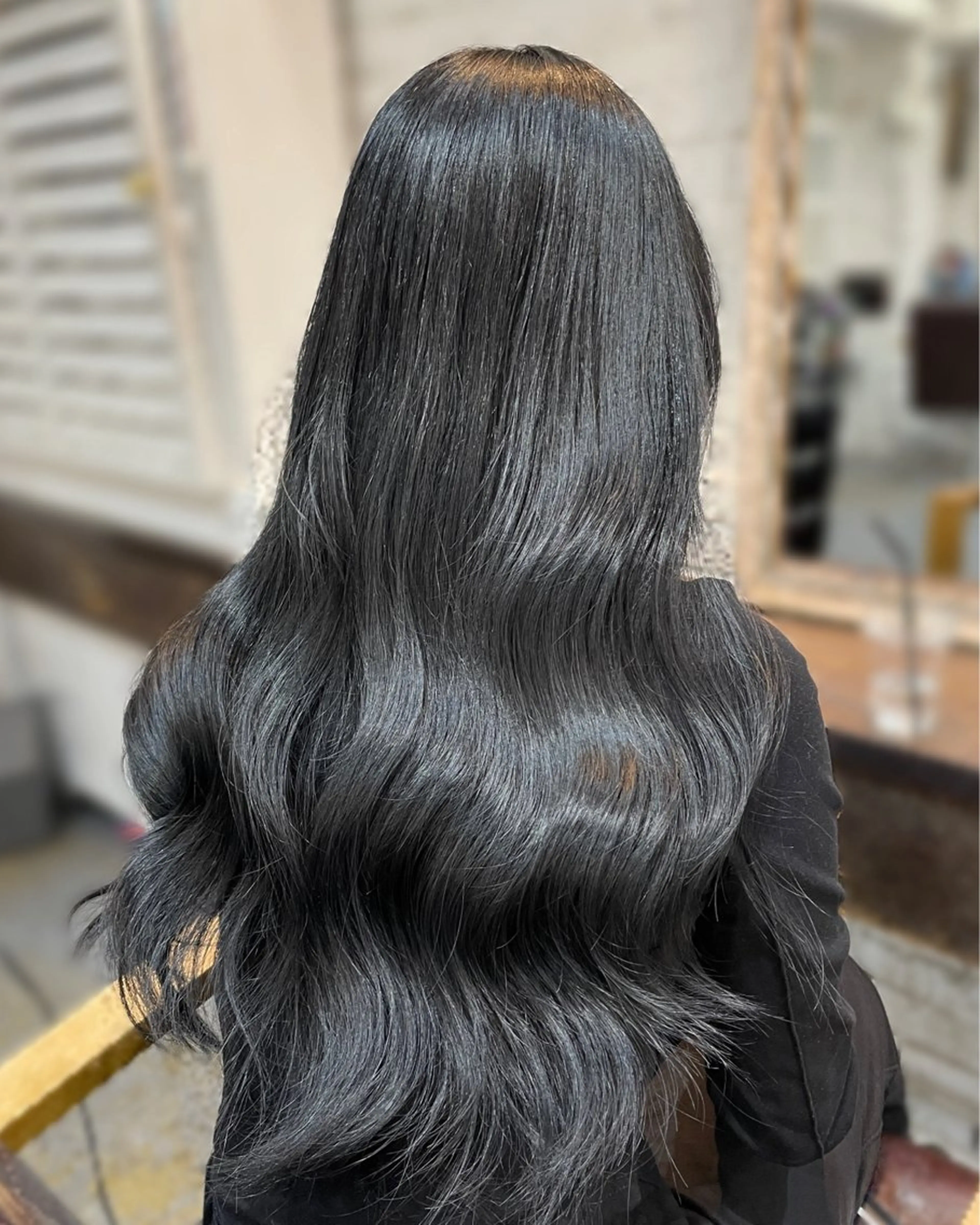 ロング カラー 黒髪 ブルーカラー ブルーブラック ハイトーンカラー RINA ブリーチ / 海外レイヤーのヘアスタイル