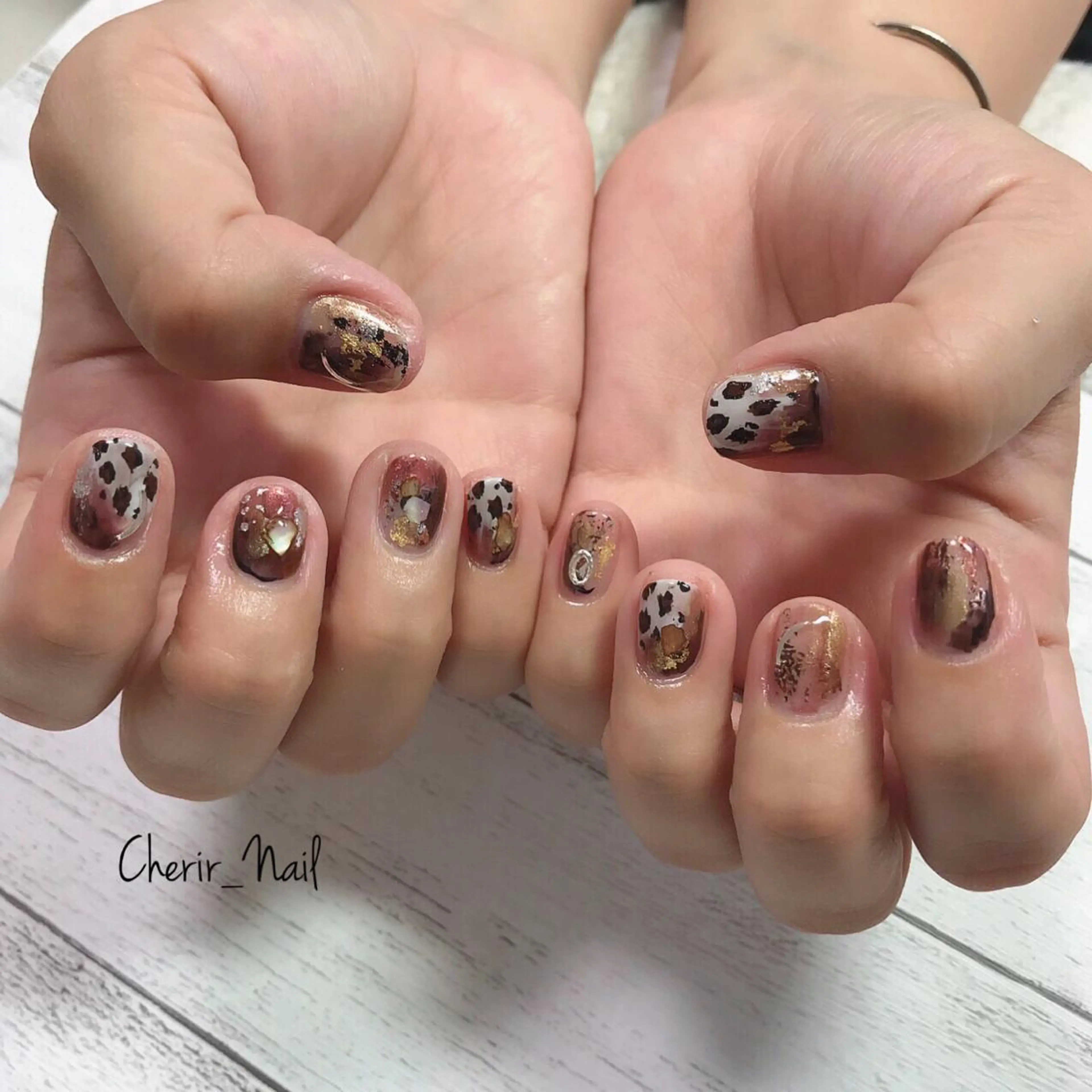 ネイル アートネイル ブラウン ニュアンスネイル ワンカラーネイル 赤色 Cherirnail kaoriのネイルデザイン
