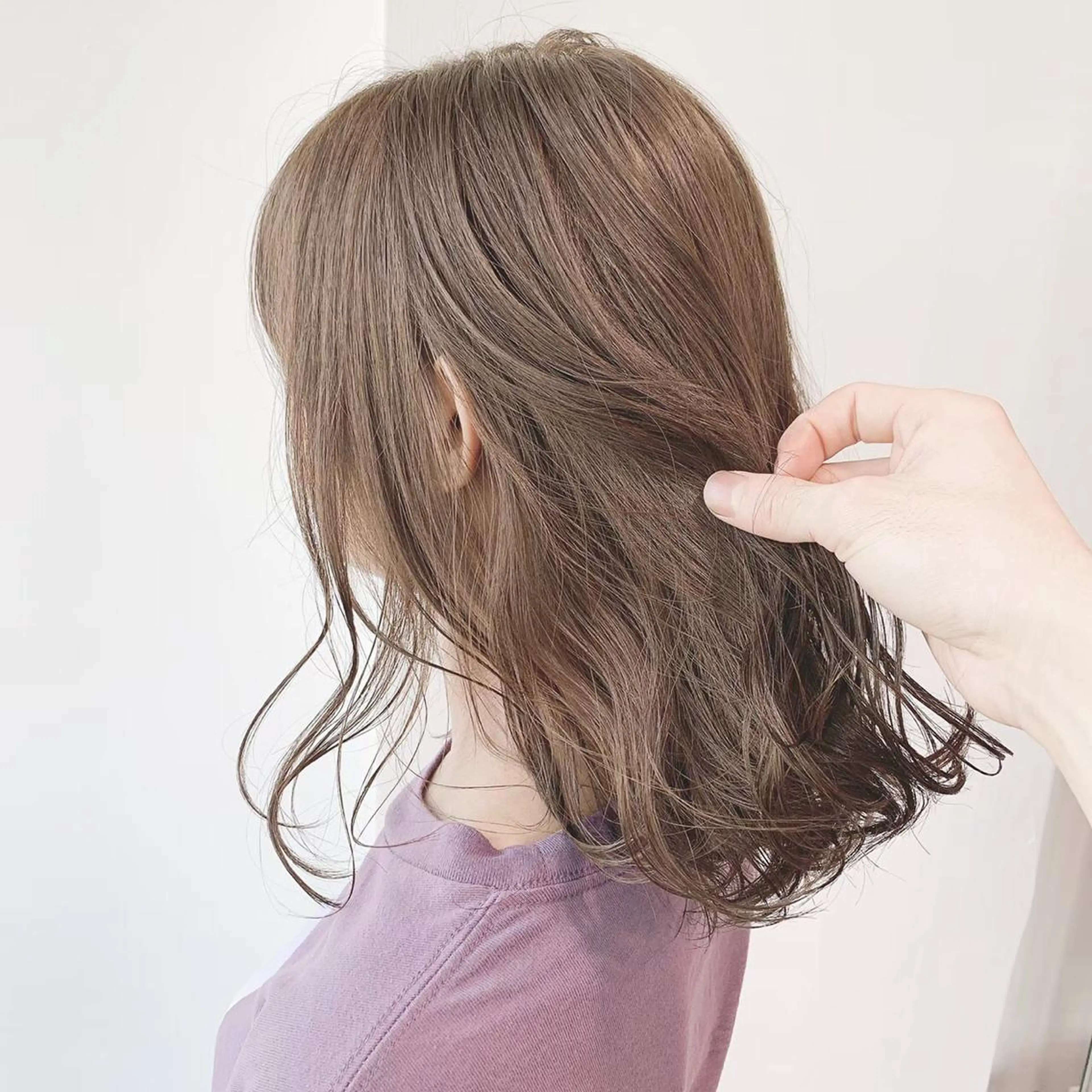 ミディアム カラー レイヤーカット 透明感カラーのヘアスタイル