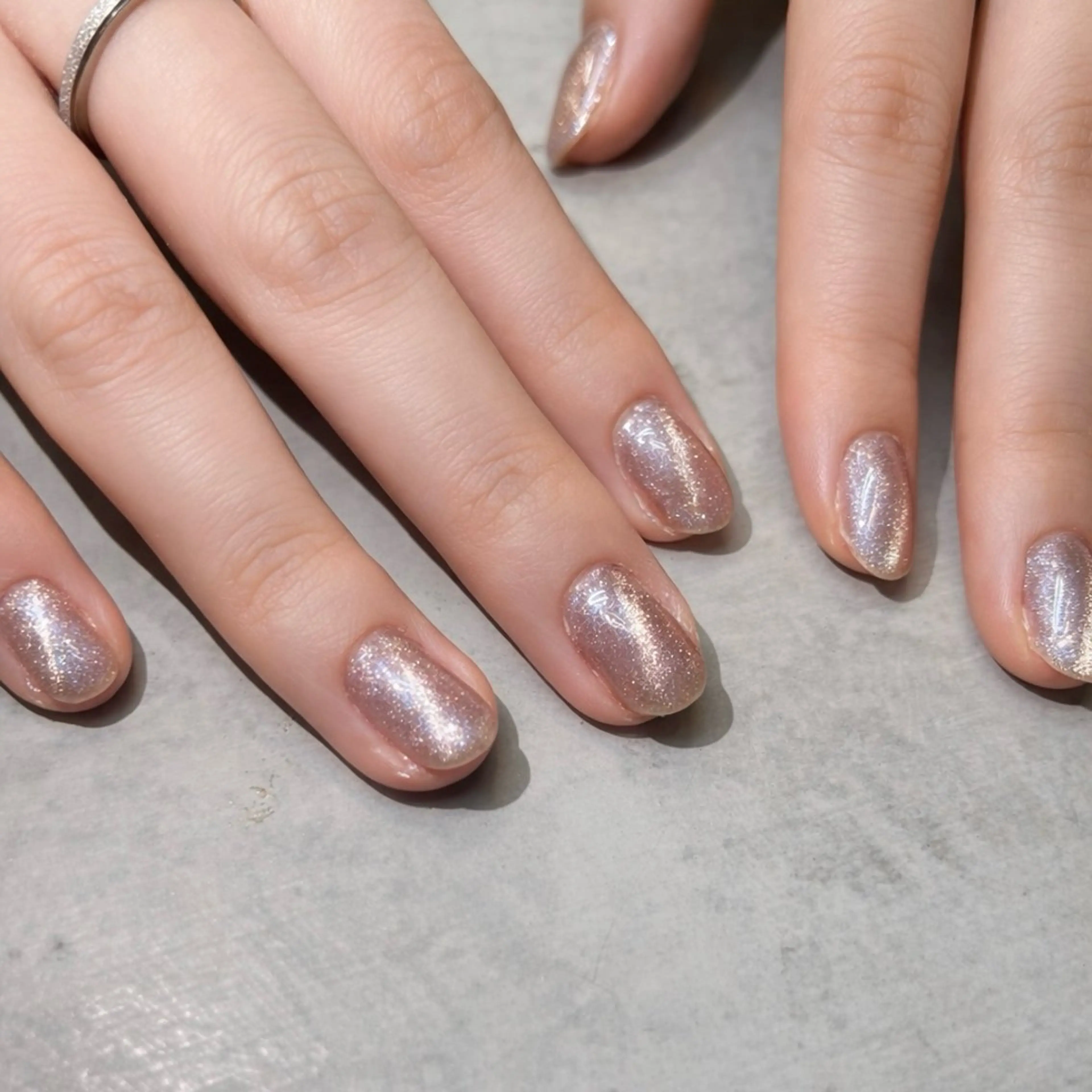 ネイル マグネットネイル マグネットワンカラー オフィスネイル ワンカラーネイル シンプルネイル ハンドネイル 🦋うるちゅるネイル 🦋🫧MAI🫧のネイルデザイン