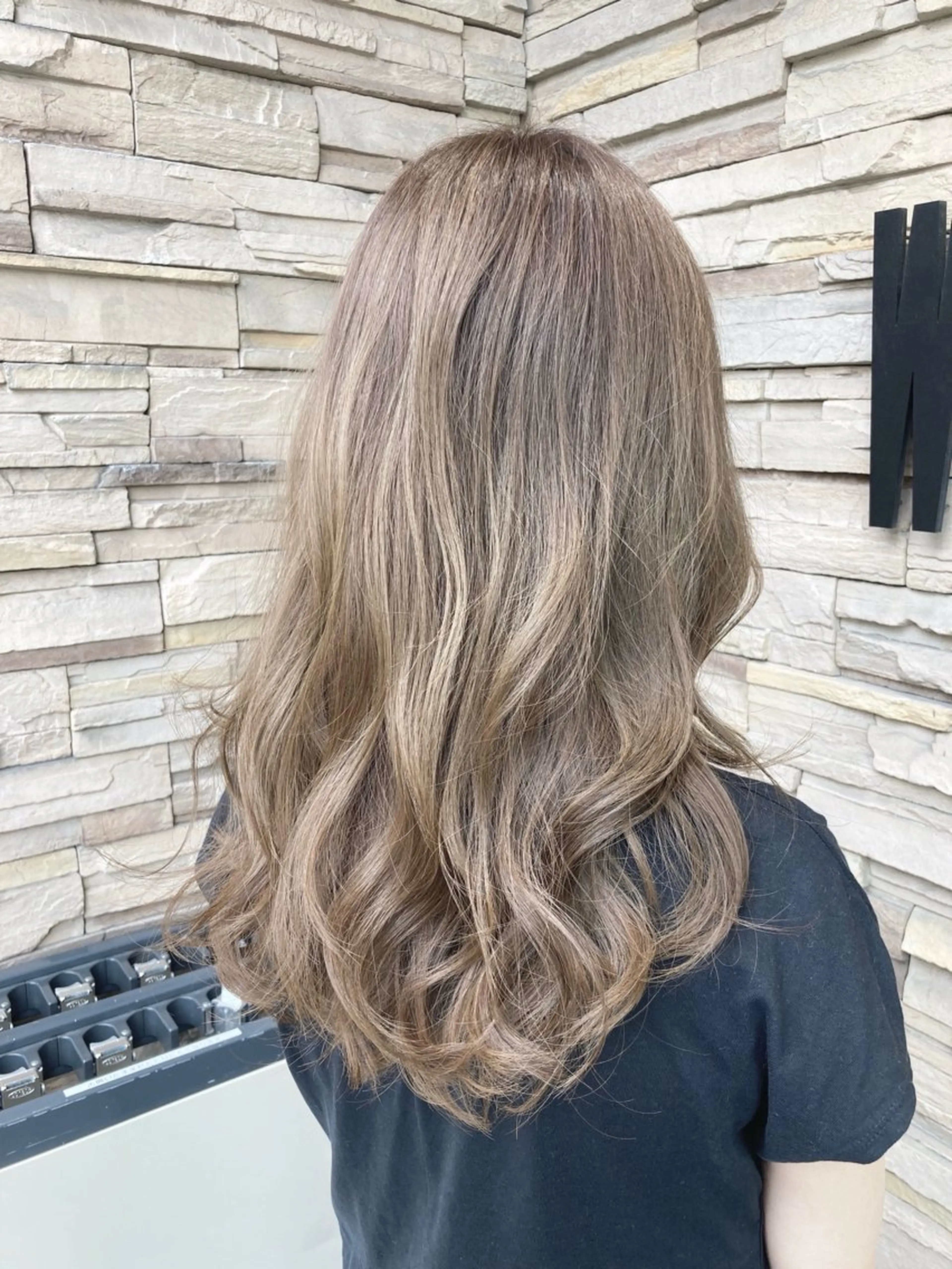 ロング カラー 足立 小百合のヘアスタイル