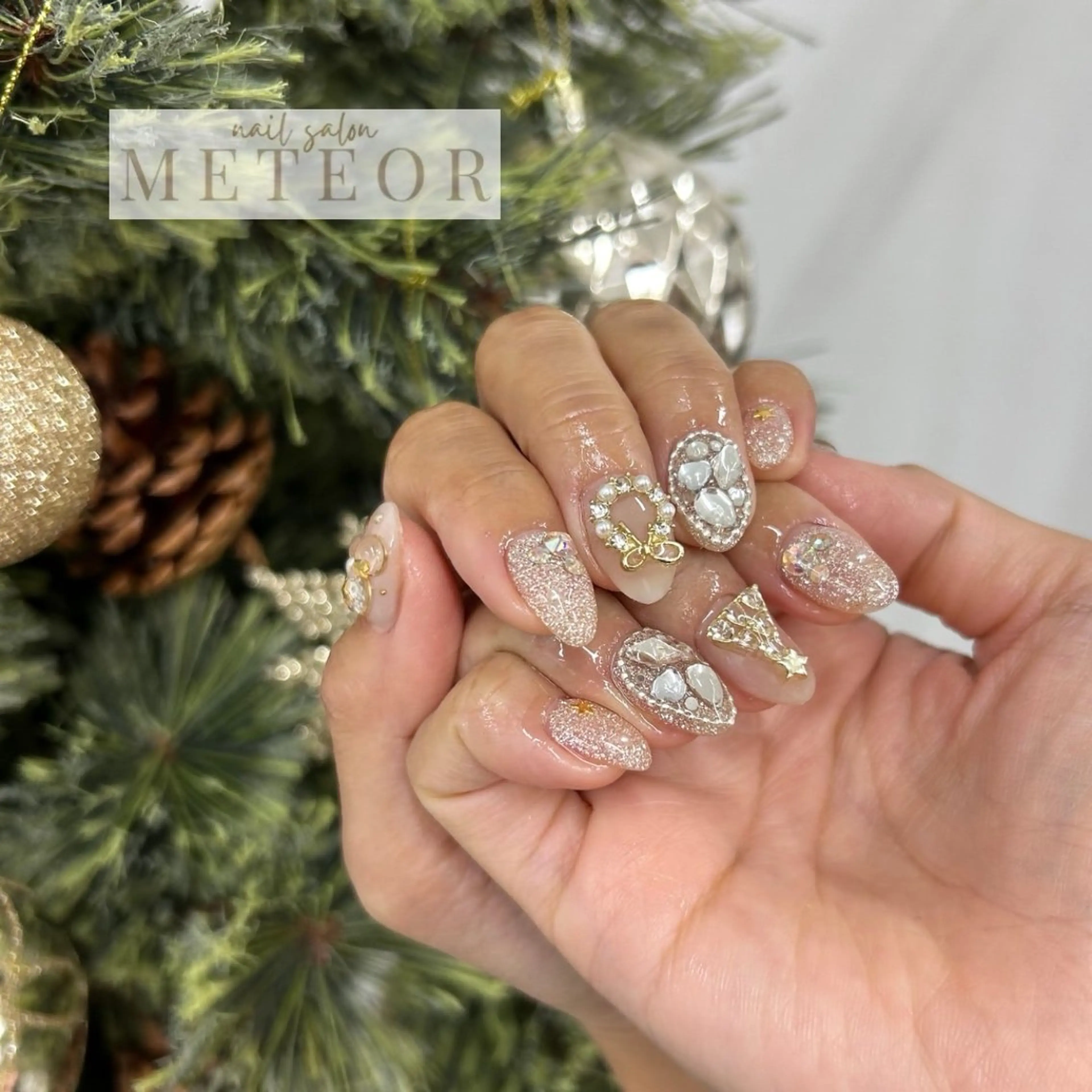 ネイル フラッシュネイル キラキラネイル ワンホンネイル 冬ネイル クリスマス ハンドネイル nailsalon meteor所属・METEOR💫 staffのネイルデザイン