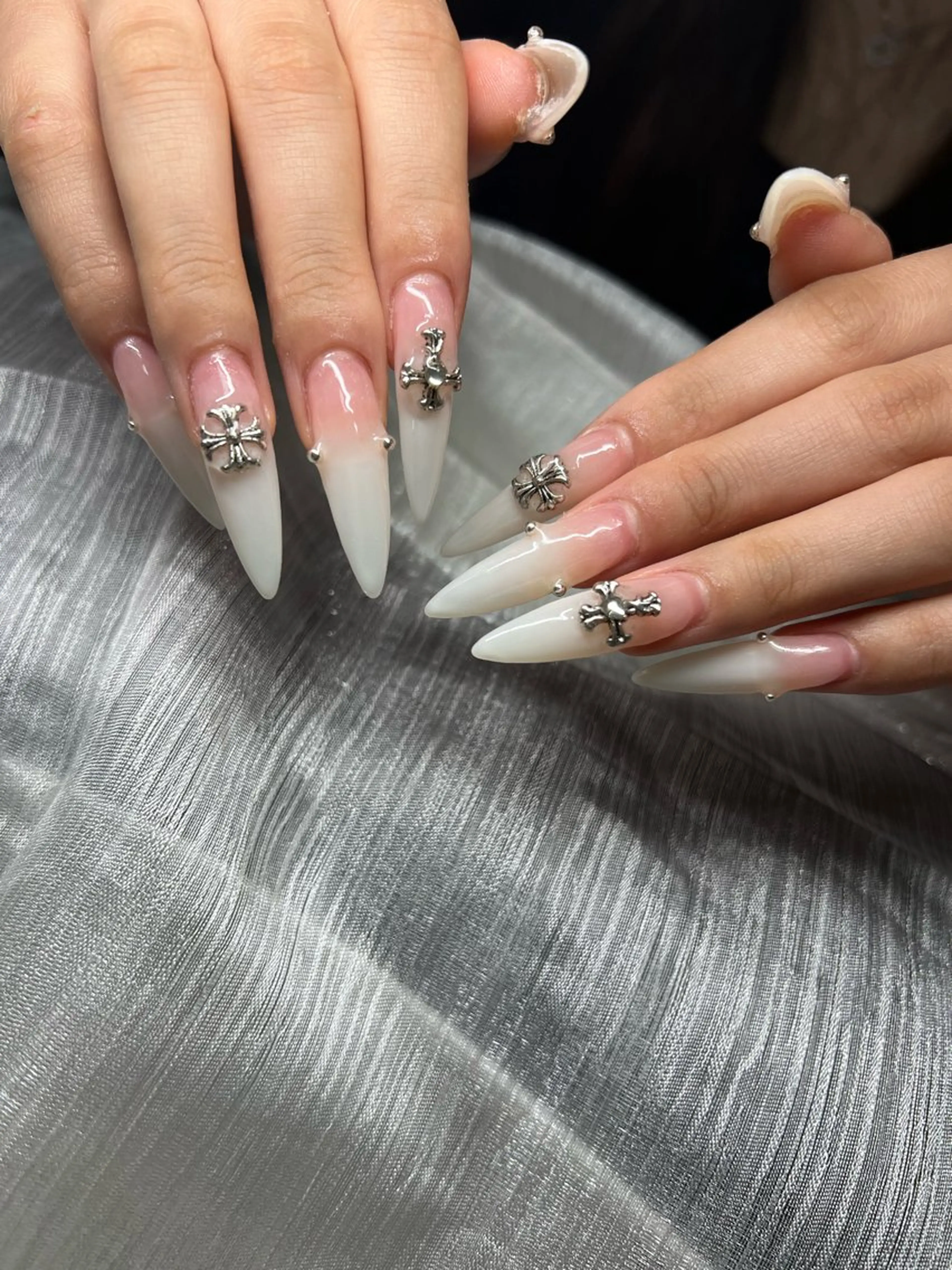 ネイル オーロラネイル チークネイル 長さ出し フットネイル フレンチネイル ハンドネイル Lee Nailsのネイルデザイン