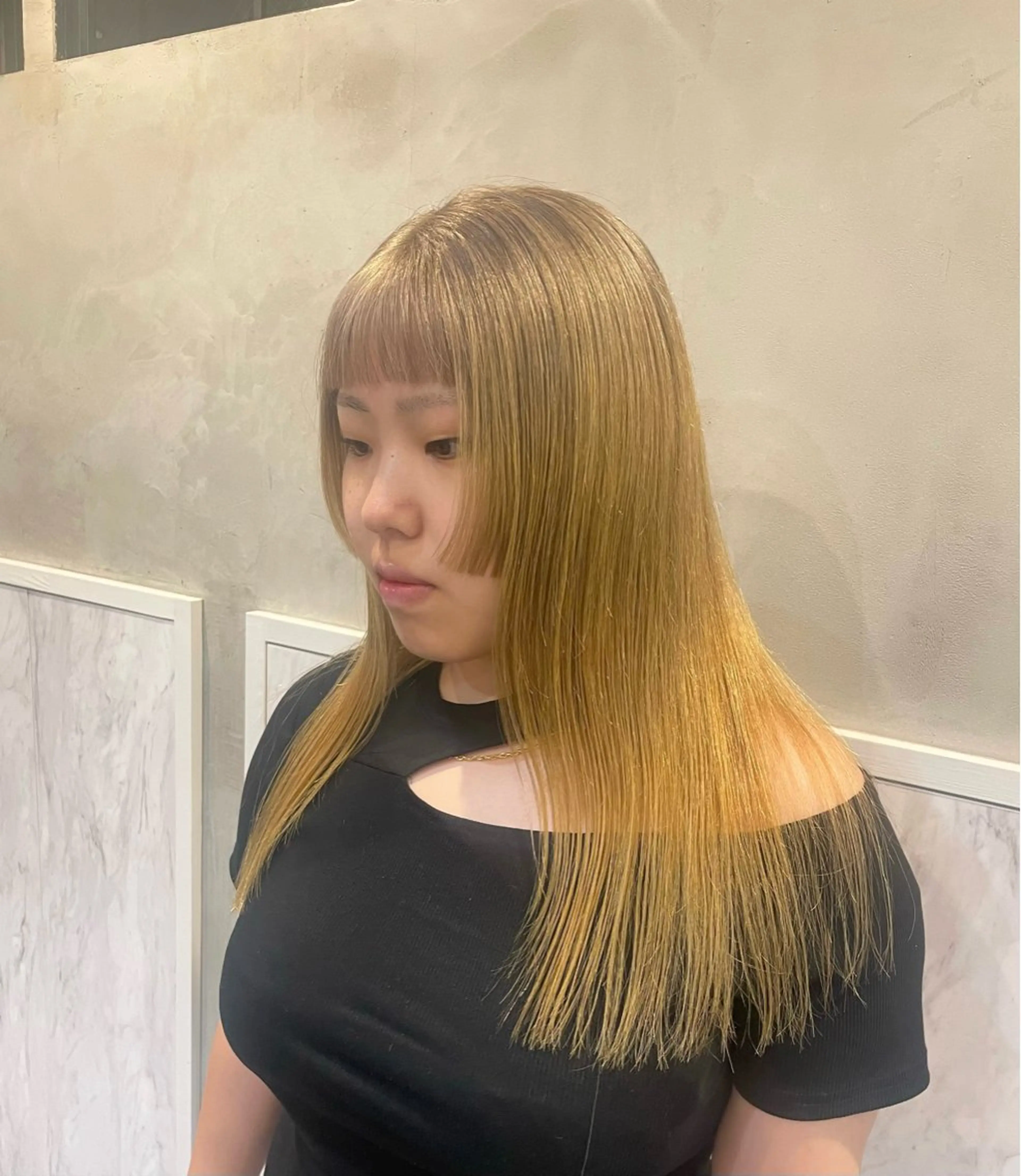 ロング カラー ベージュカラー ブリーチ イエローカラー ヘアカラー 渋谷 留菜のヘアスタイル