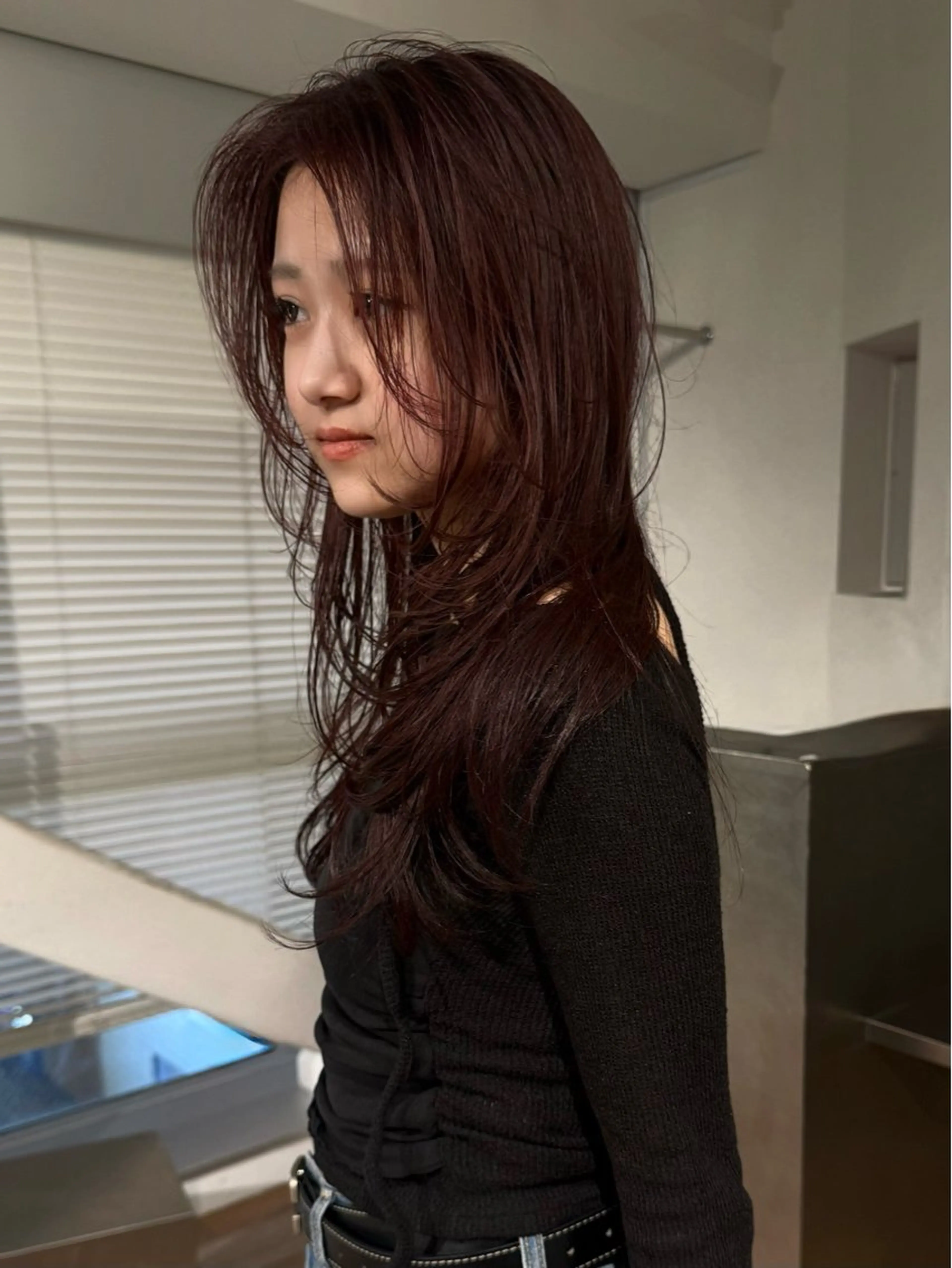 ロング カラー 黒髪 レッドカラー ハイレイヤー レイヤーカット カット ヘアカラー トリートメント Sota_Nknue フィットするカットのヘアスタイル