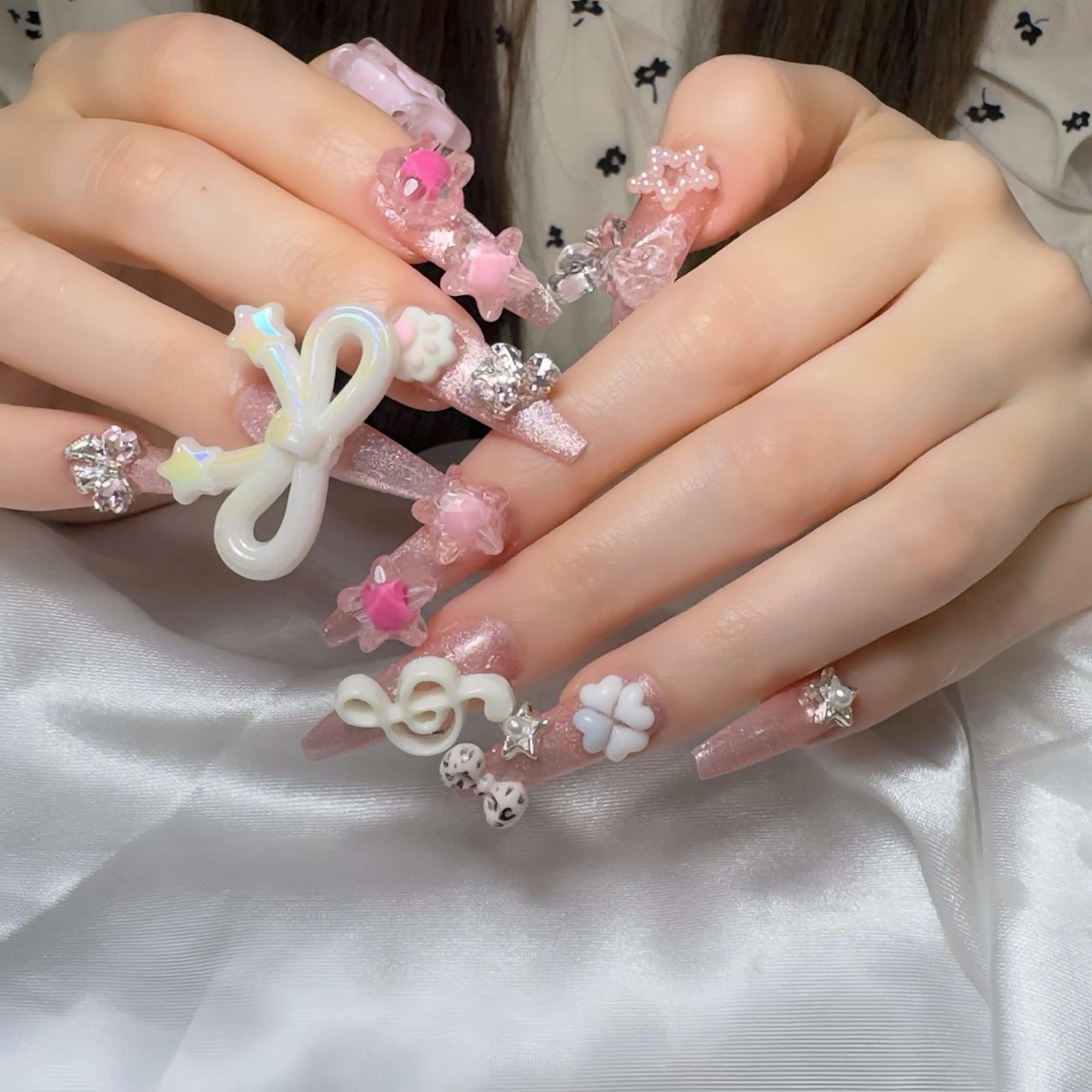 ネイル オーロラネイル チークネイル 桜ネイル クリアネイル ドット ハンドネイル Rin Nail 新大久保店のネイルデザイン