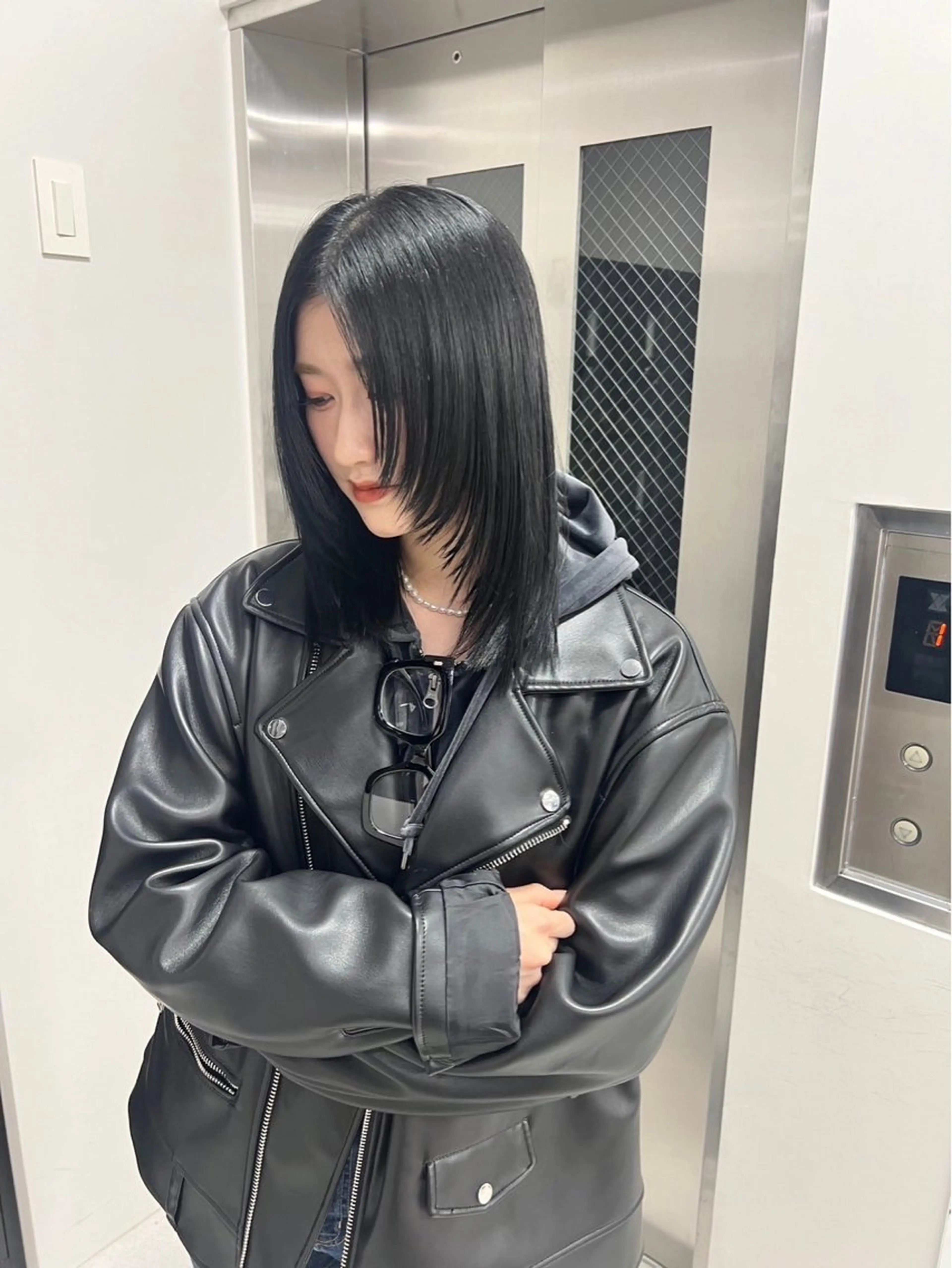 ミディアム カラー 黒髪 ブルーカラー ブルーブラック カット ヘアカラー トリートメント 韓国レイヤー/ 縮毛矯正🎀minaのヘアスタイル