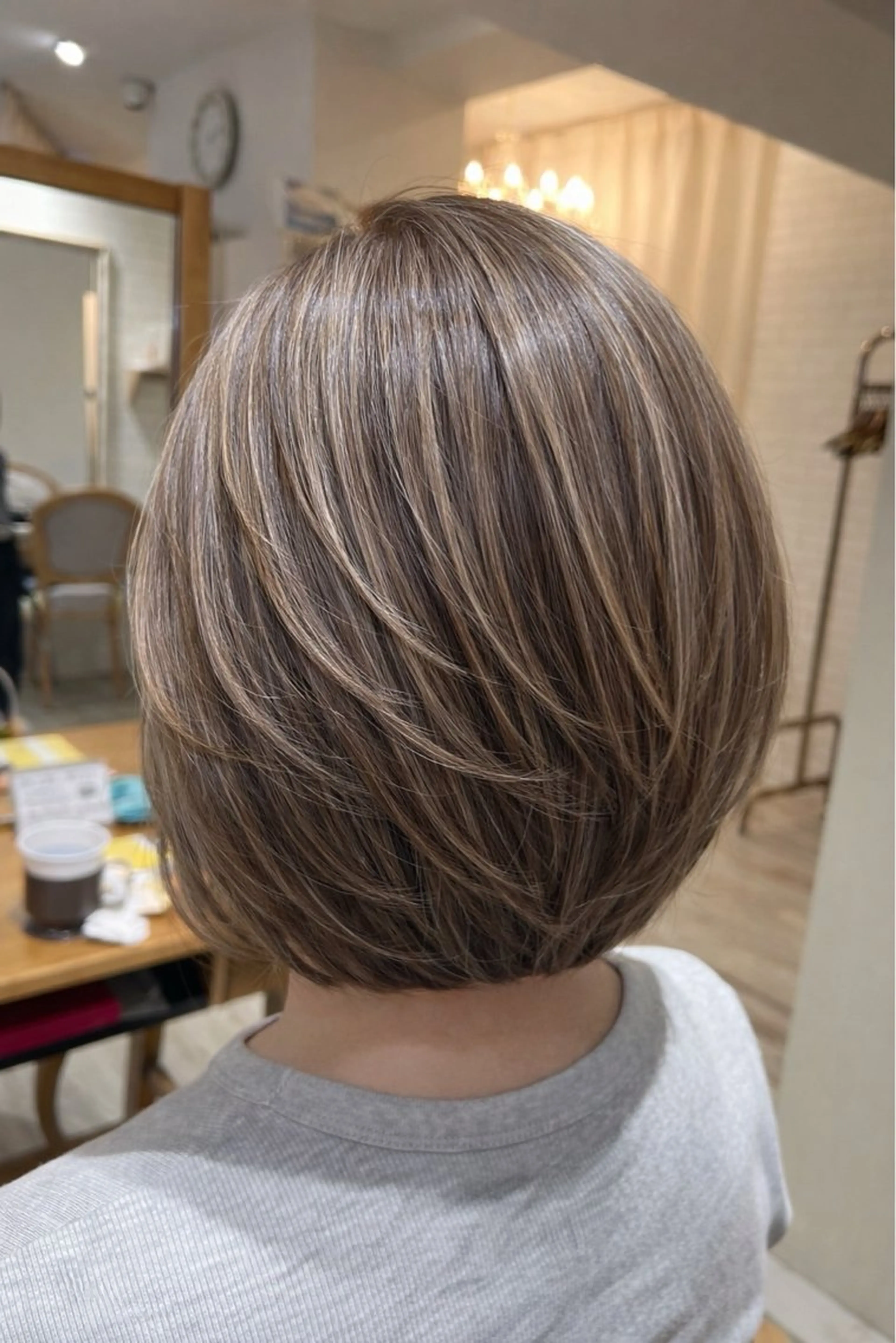 ショート カラー ベージュカラー 透明感カラー ハイライトカラー ハイライト レイヤー/透明感 HIRARIのヘアスタイル