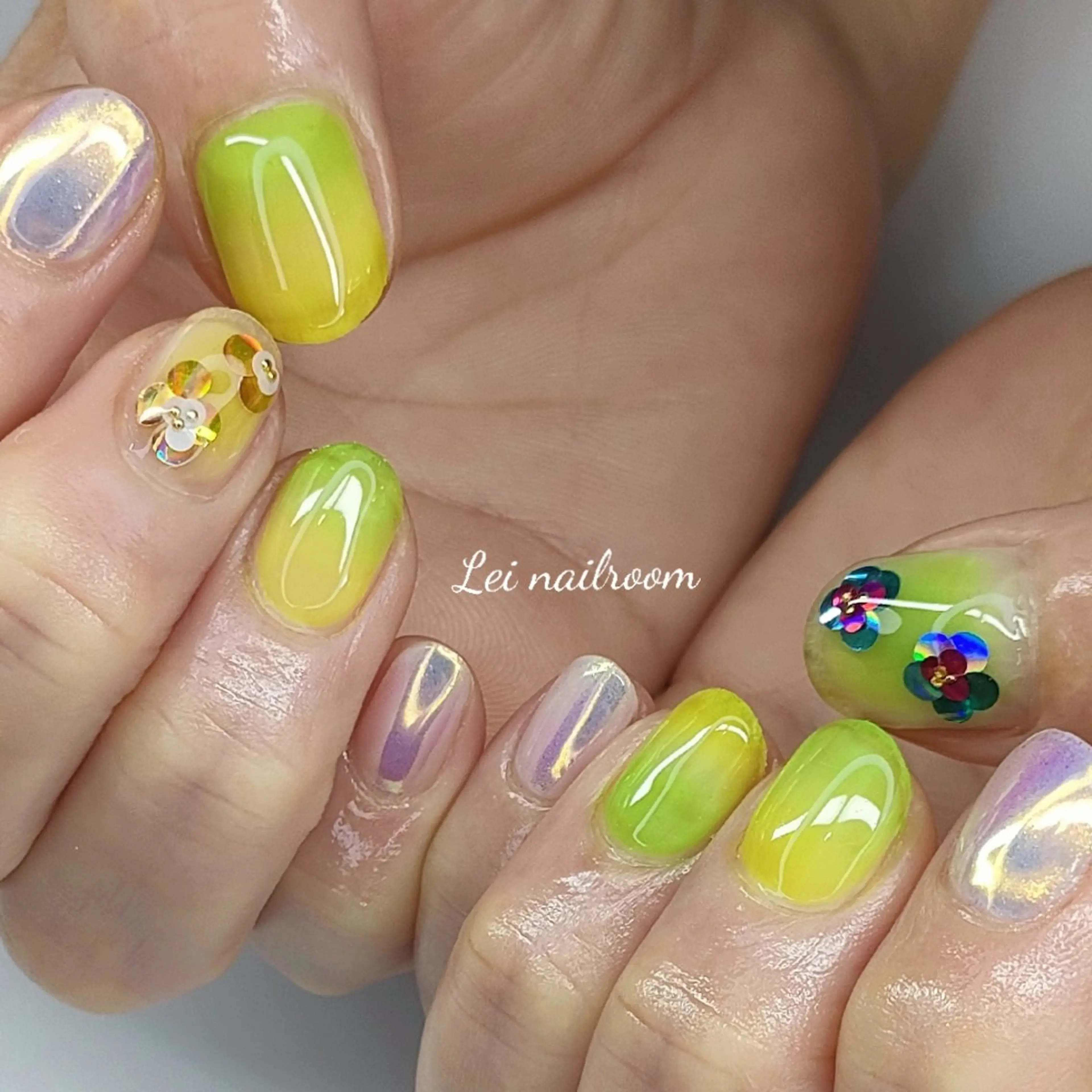 ネイル アートネイル フラワーネイル ホログラムネイル キラキラネイル lei🌼 nailroomのネイルデザイン