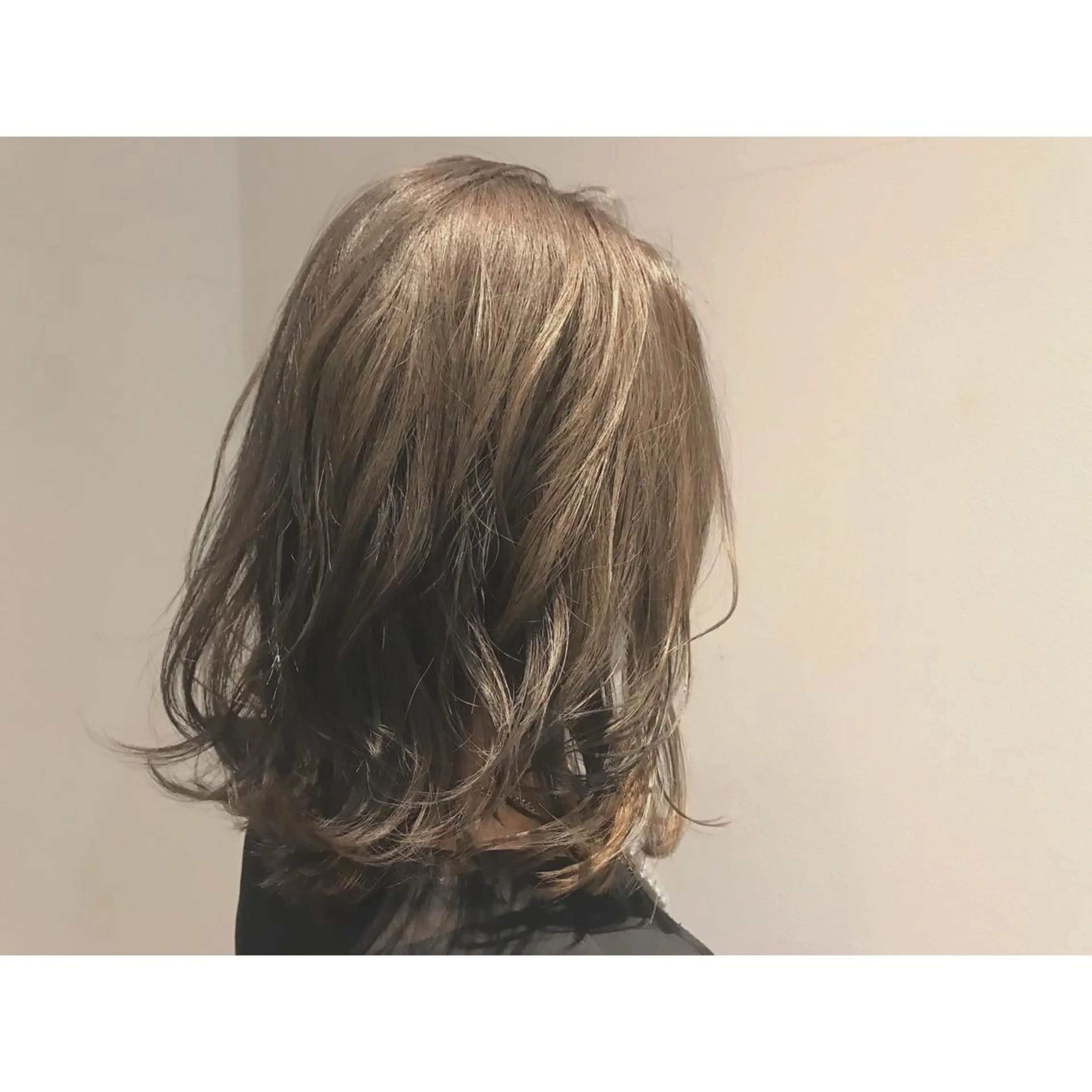 ミディアム カラー 切りっぱなしボブ グレージュ ハイライトカラー インナーカラー 3Dハイライト なかにし まゆみのヘアスタイル