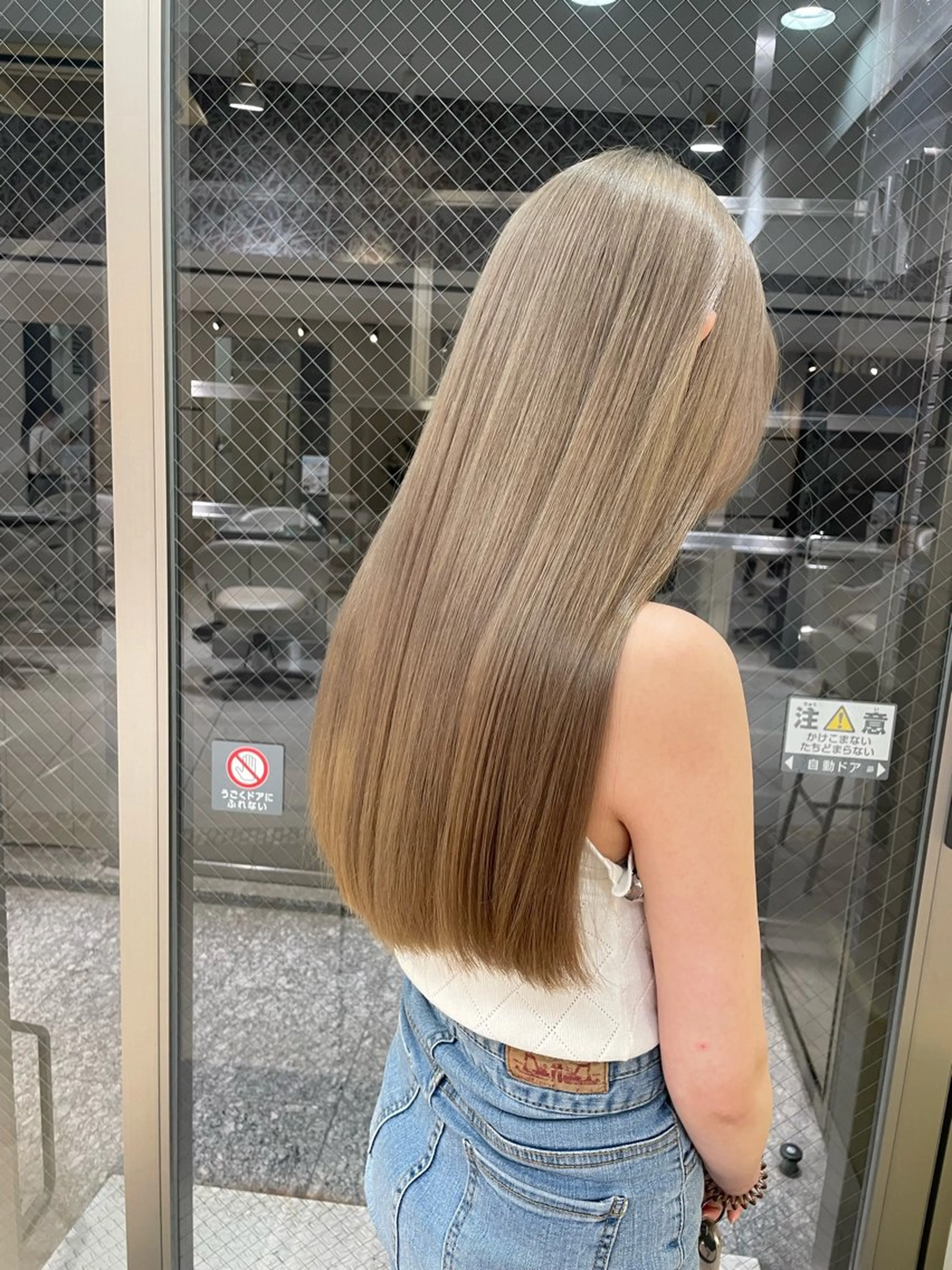 ロング カラー ベージュカラー ブリーチ ショコラベージュ ヘアカラー トリートメント レイヤーカット ベージュ/KANAのヘアスタイル