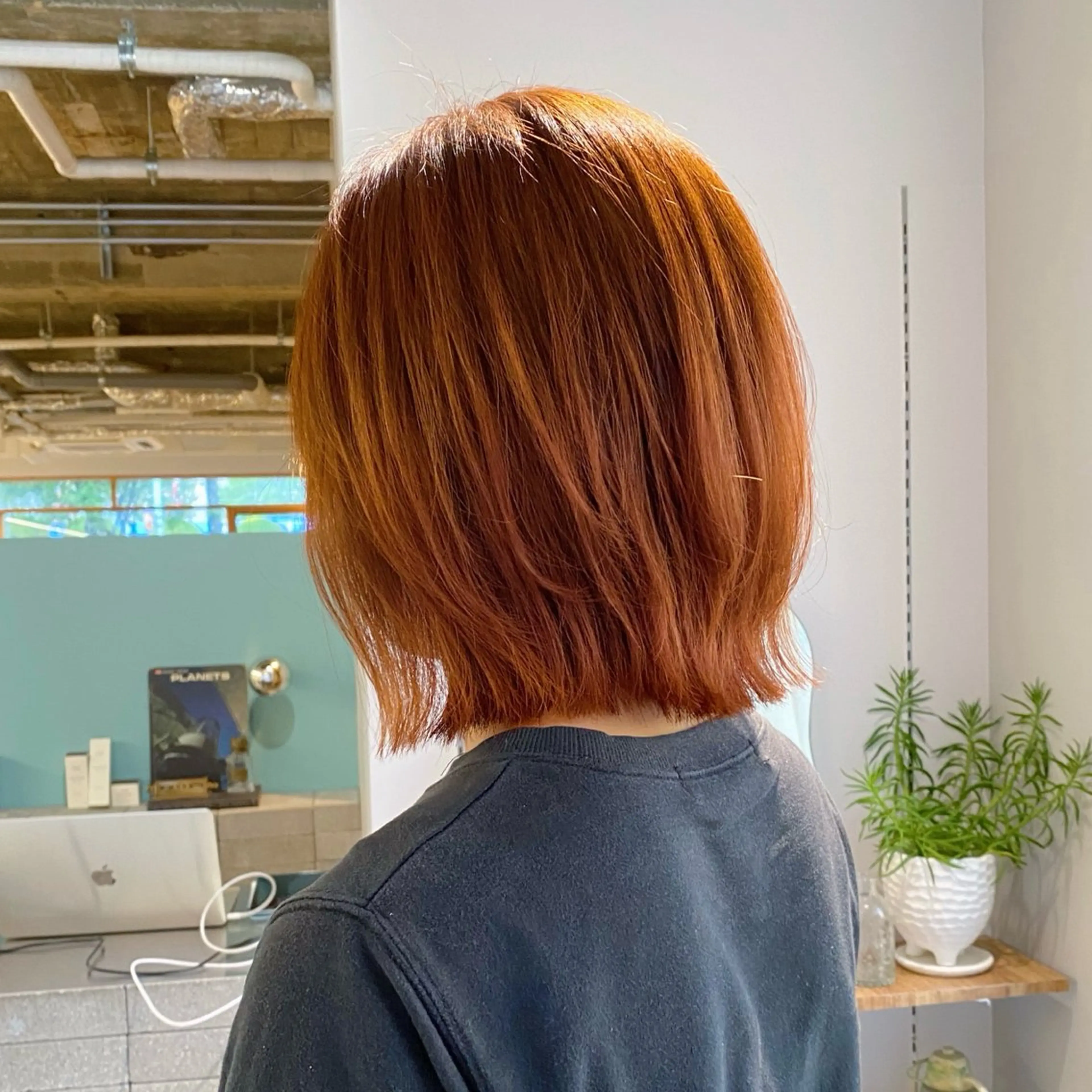 ショート カラー ベージュカラー ダブルカラー オレンジ オレンジベージュ カット ヘアカラー cipre シンモン チナリのヘアスタイル