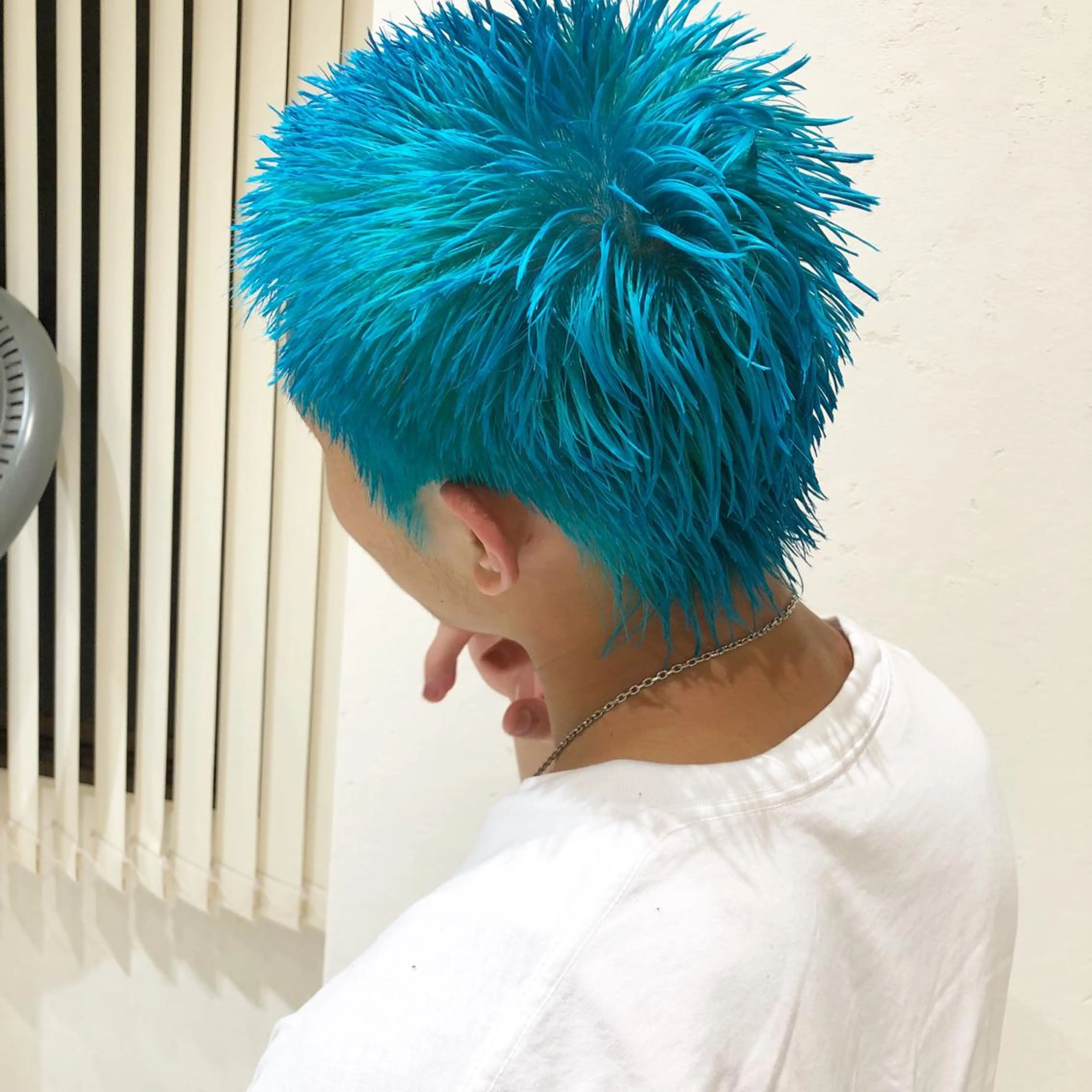 ショート カラー パーマ ヘアアレンジ メンズ ブルーカラー ヘアカラー ハイトーン特化🤍 浦住のヘアスタイル