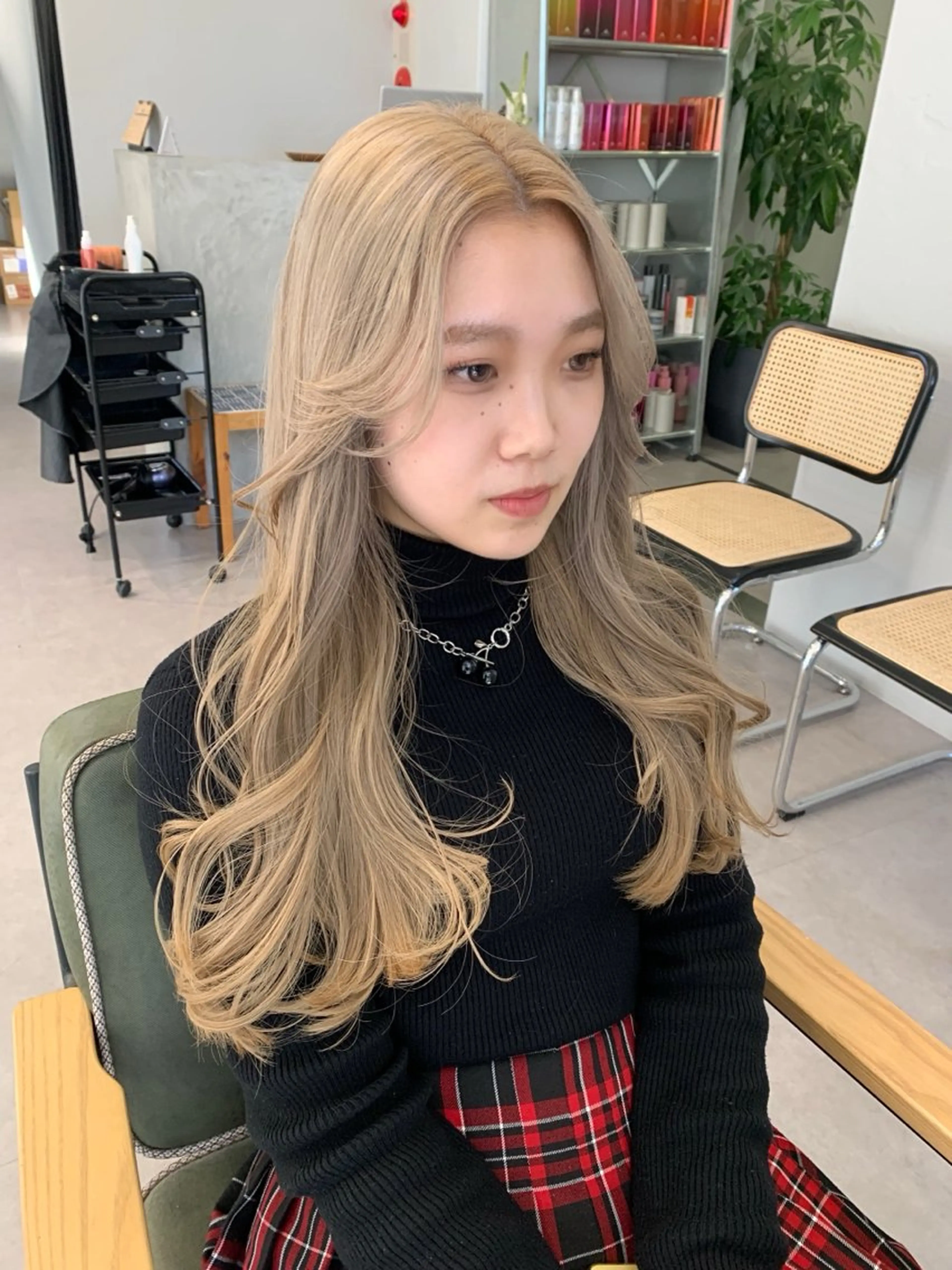 ロング カラー ブロンド ホワイトブロンド amu/ブリーチなし ダブルカラーのヘアスタイル