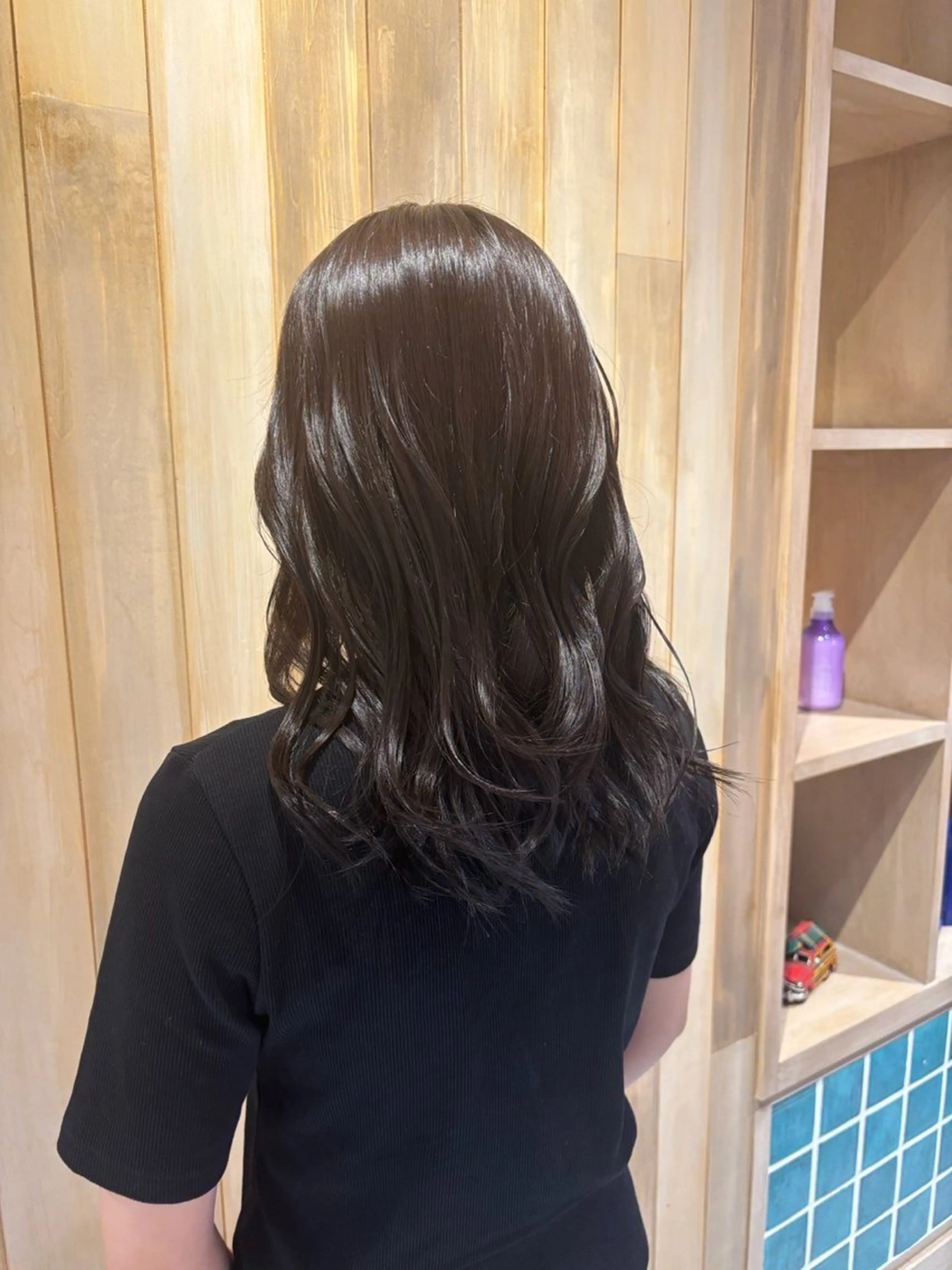 セミロング 峯崎響乃 ツヤ髪透明感カラーのヘアスタイル