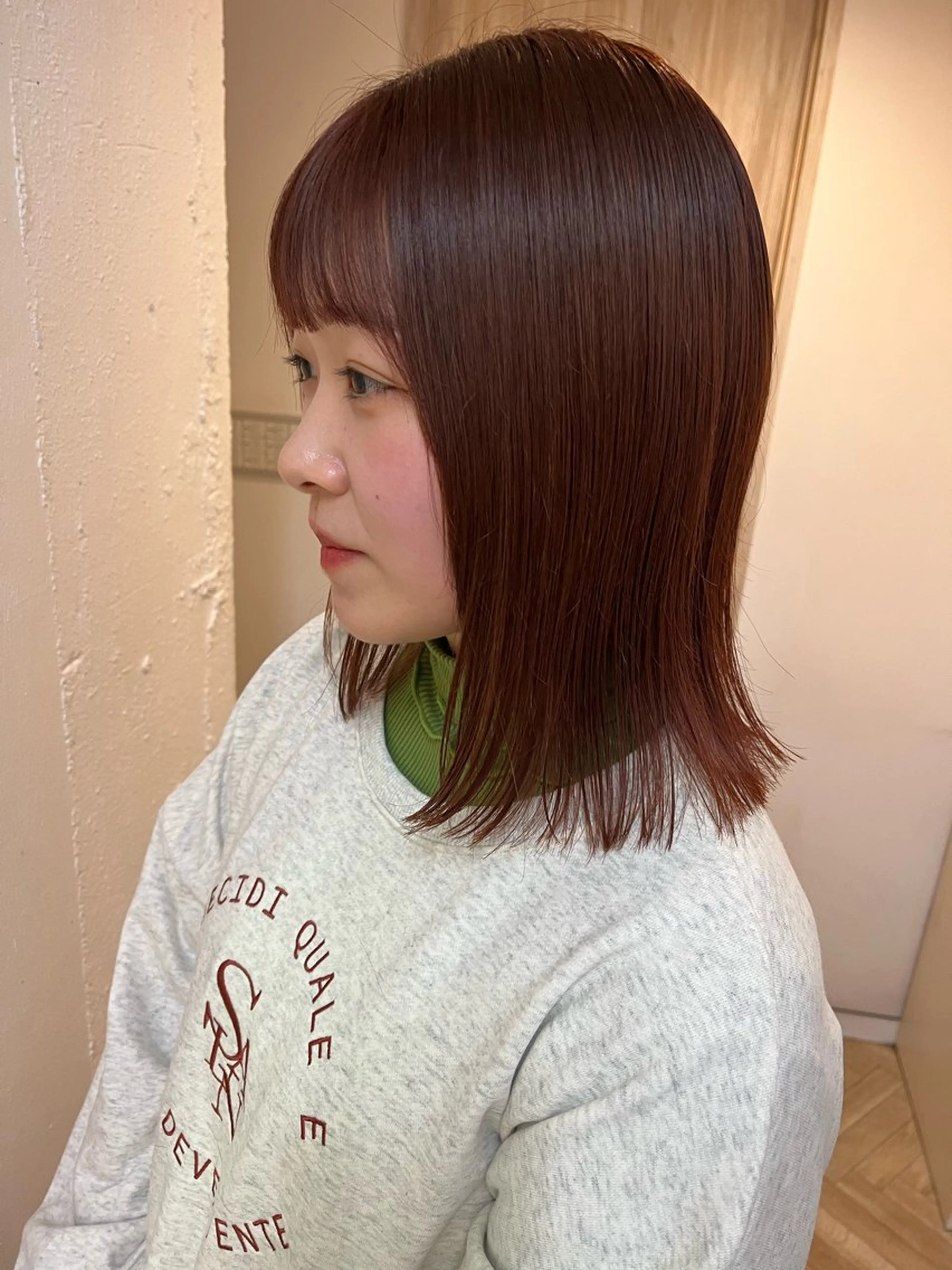 ミディアム カラー 切りっぱなしボブ オレンジ オレンジピンク ピンクカラー ボブ カット ヘアカラー トリートメント 透明感カラー/ 髪質改善/レイヤーのヘアスタイル