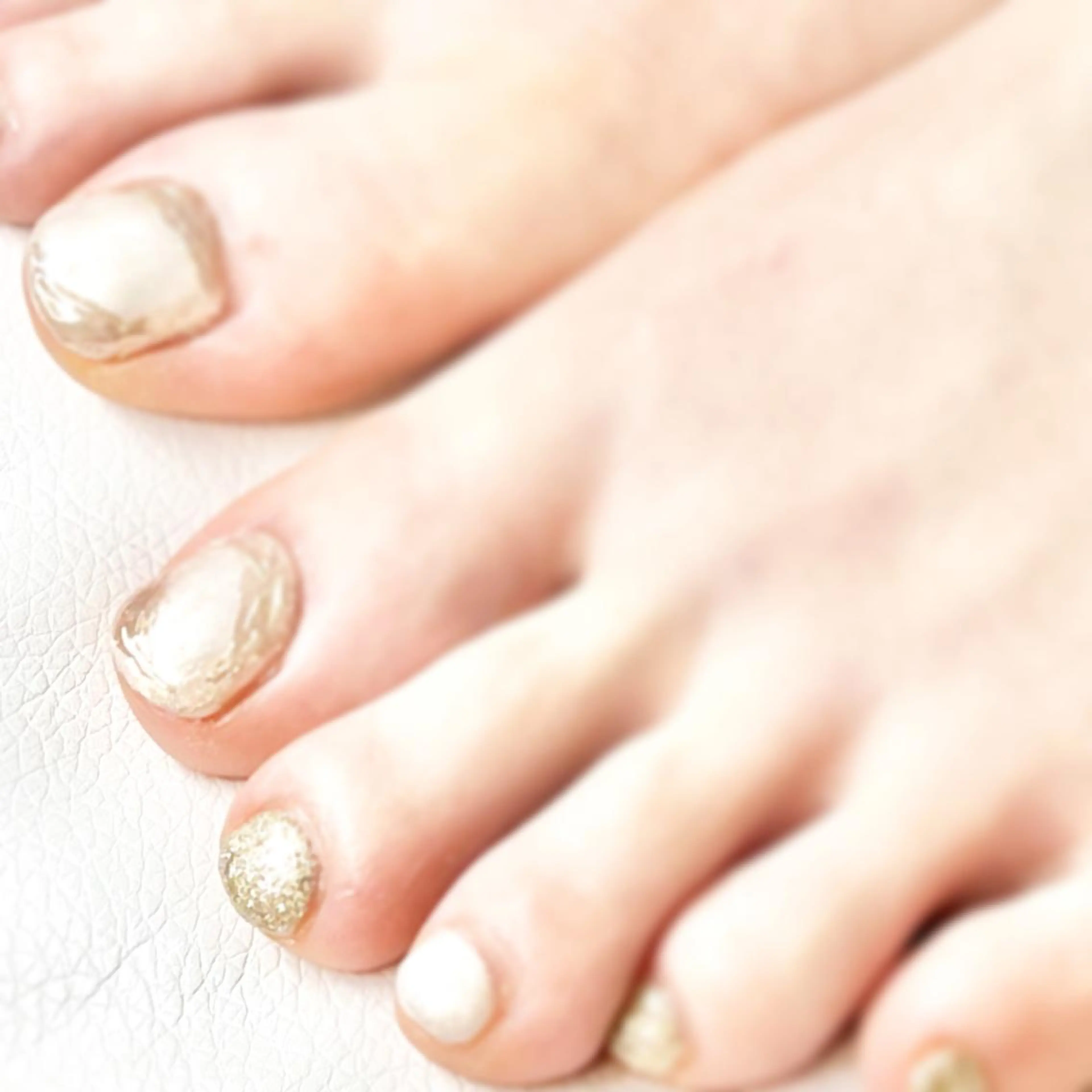 ショート ネイル ゴールド ラメ(グリッター) ミラーネイル オフィスネイル ワンカラーネイル RIONnail Yurikaのネイルデザイン