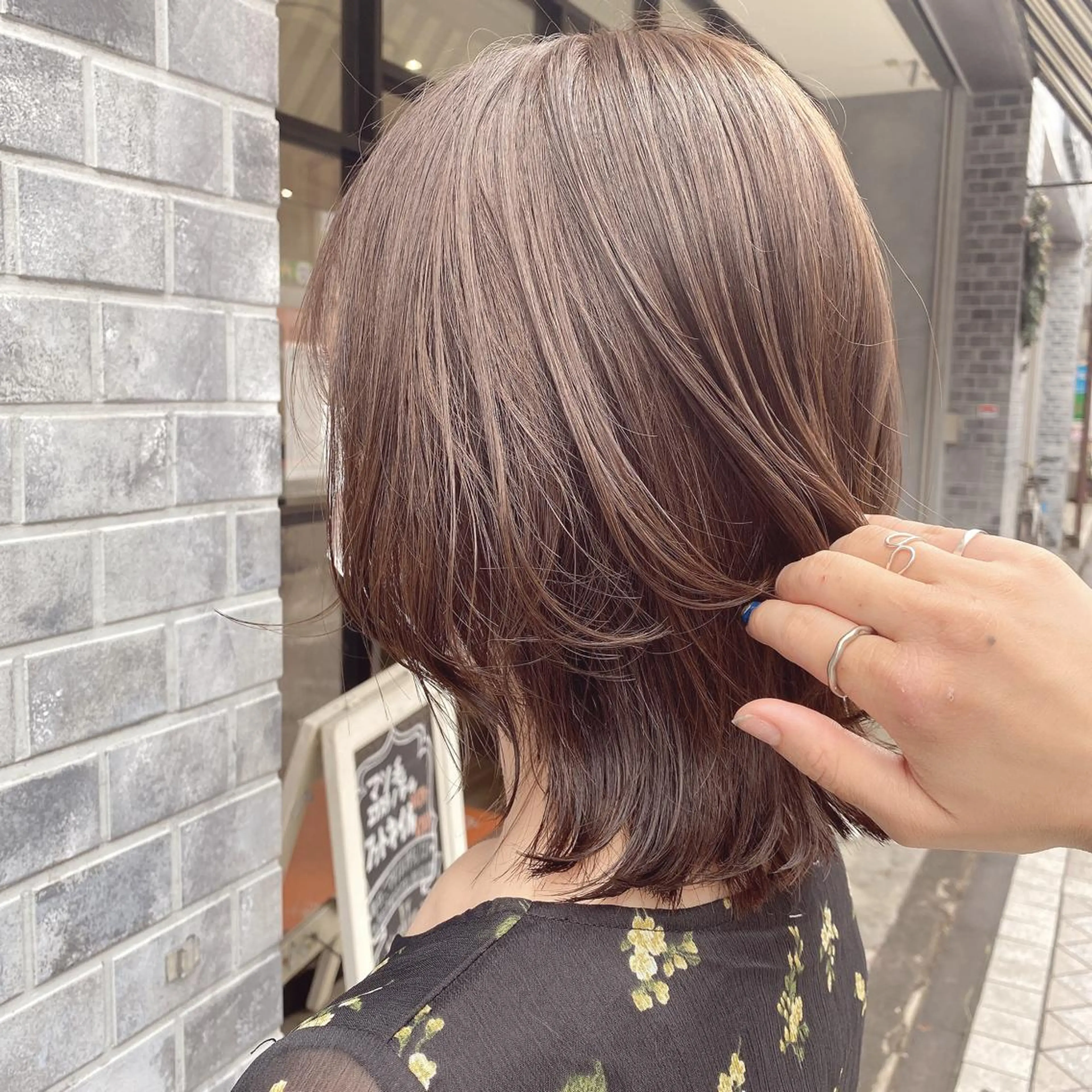 ミディアム カラー アッシュ アッシュブラウン ブラウンカラー レイヤーカット ✳︎SERA✳︎ 平日のみご案内のマツエク・マツパデザイン