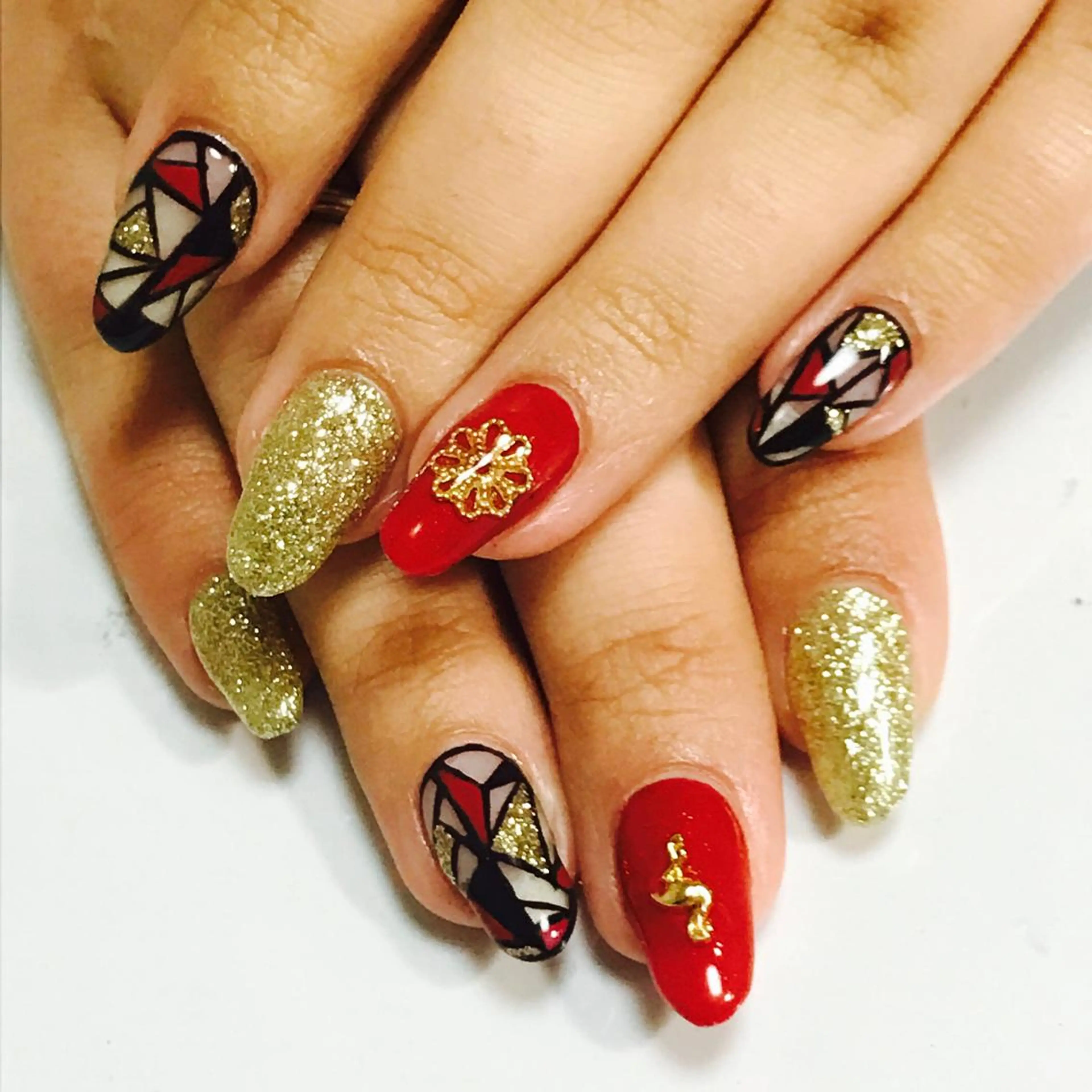 ネイル アートネイル ゴールド 赤色 安藤 Charlotteのネイルデザイン