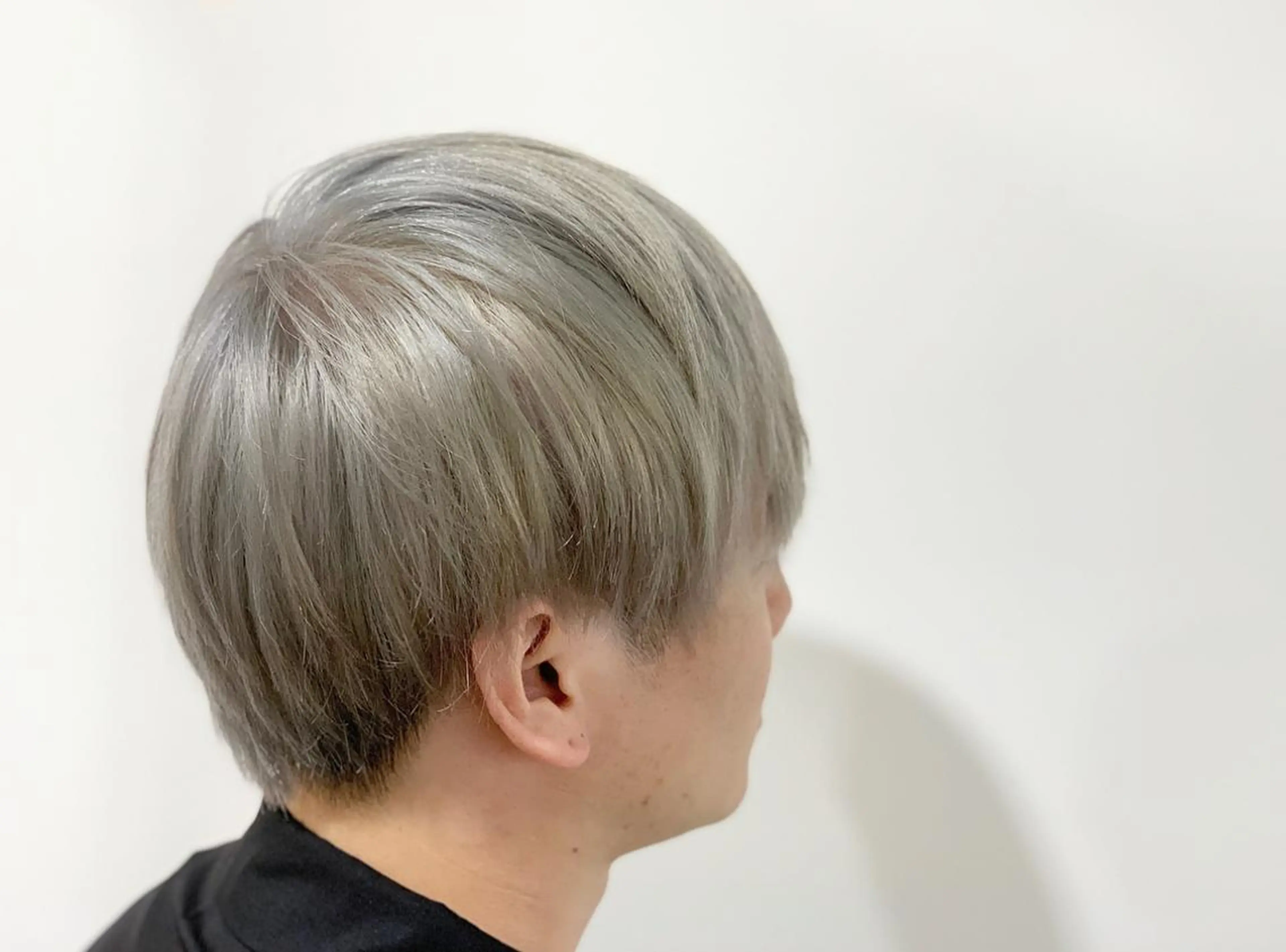 カラー メンズ メンズブリーチ ベージュカラー ブリーチ 透明感カラー シルバー ヘアカラー あべ ゆうかのヘアスタイル