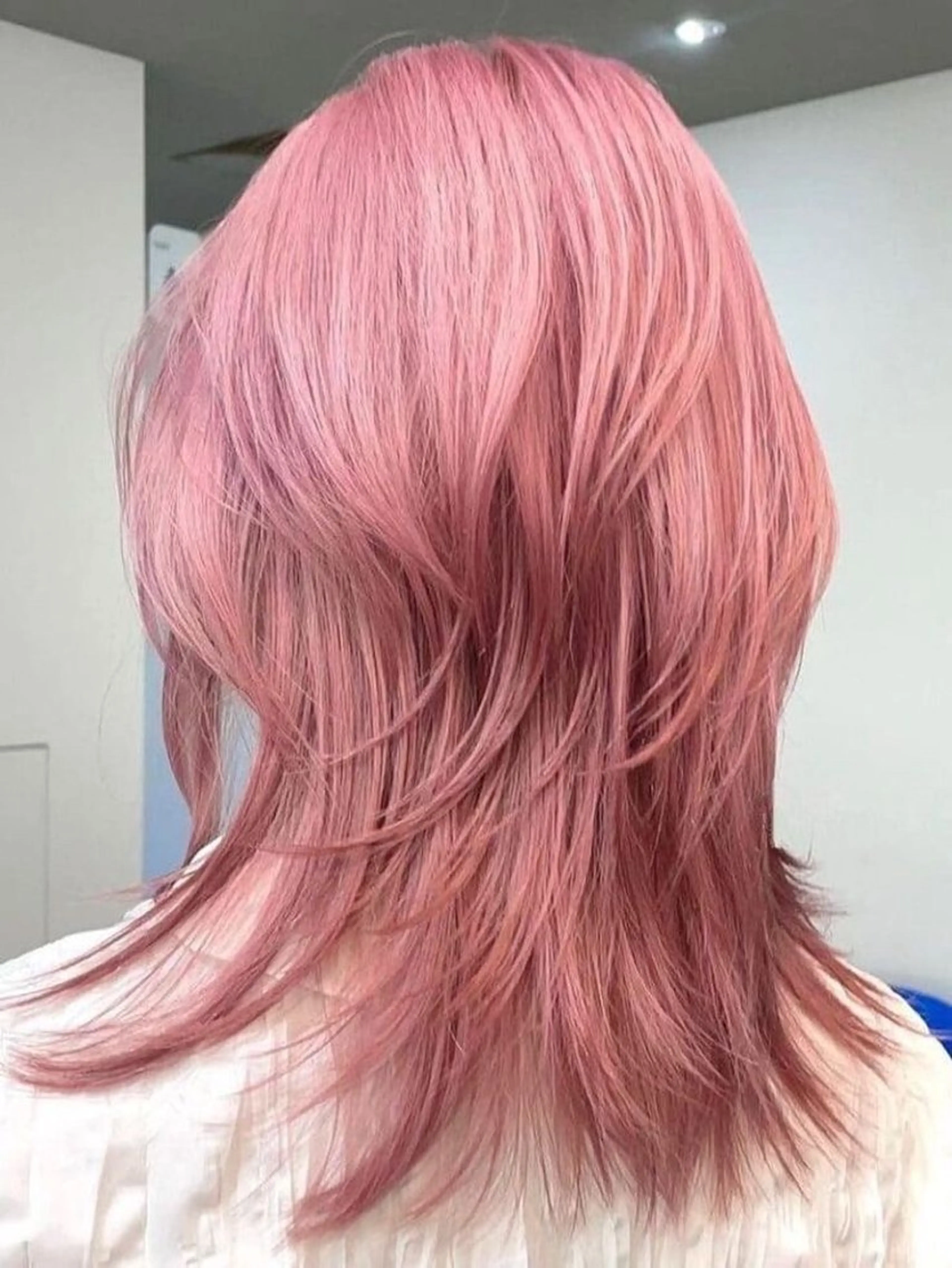 ミディアム カラー ブリーチ ピンクカラー レイヤーカット サキ🤍ハイトーン 🩰くびれ巻きヘアのヘアスタイル